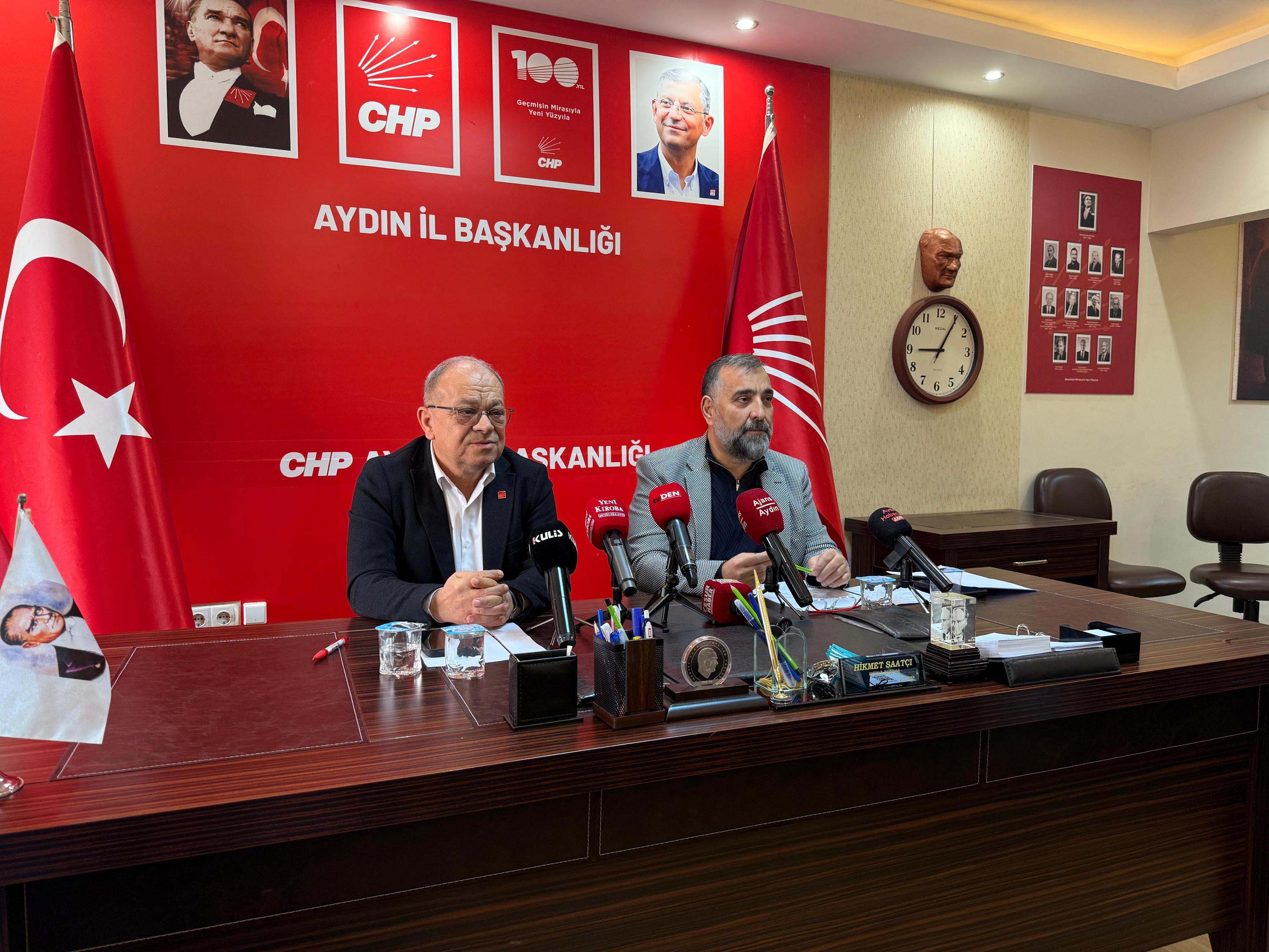 CHP İl Başkanı Hikmet Saatçı ve komisyon başkanı basın açıklamasında