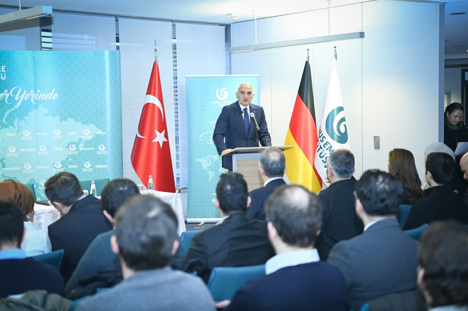 Bakan Ersoy Yunus Emre Enstitüsü öğrencileri