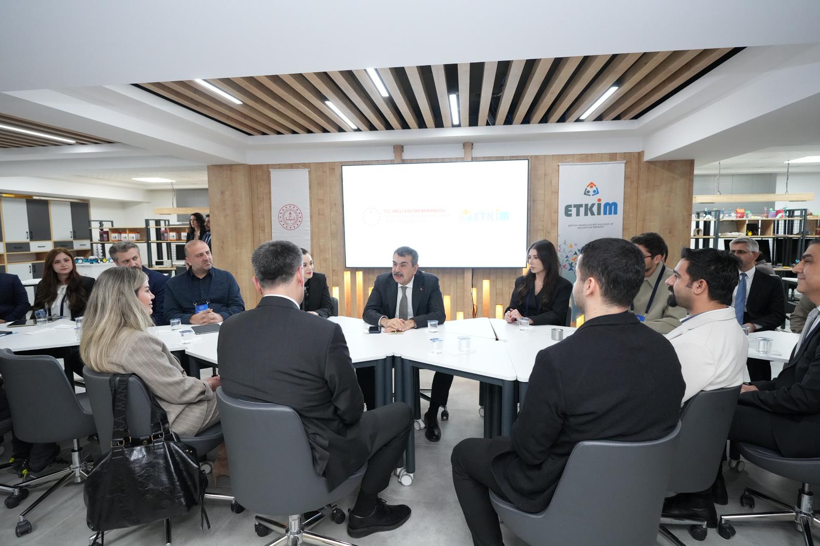 Bakan Yusuf Tekin genç girişimcilerle