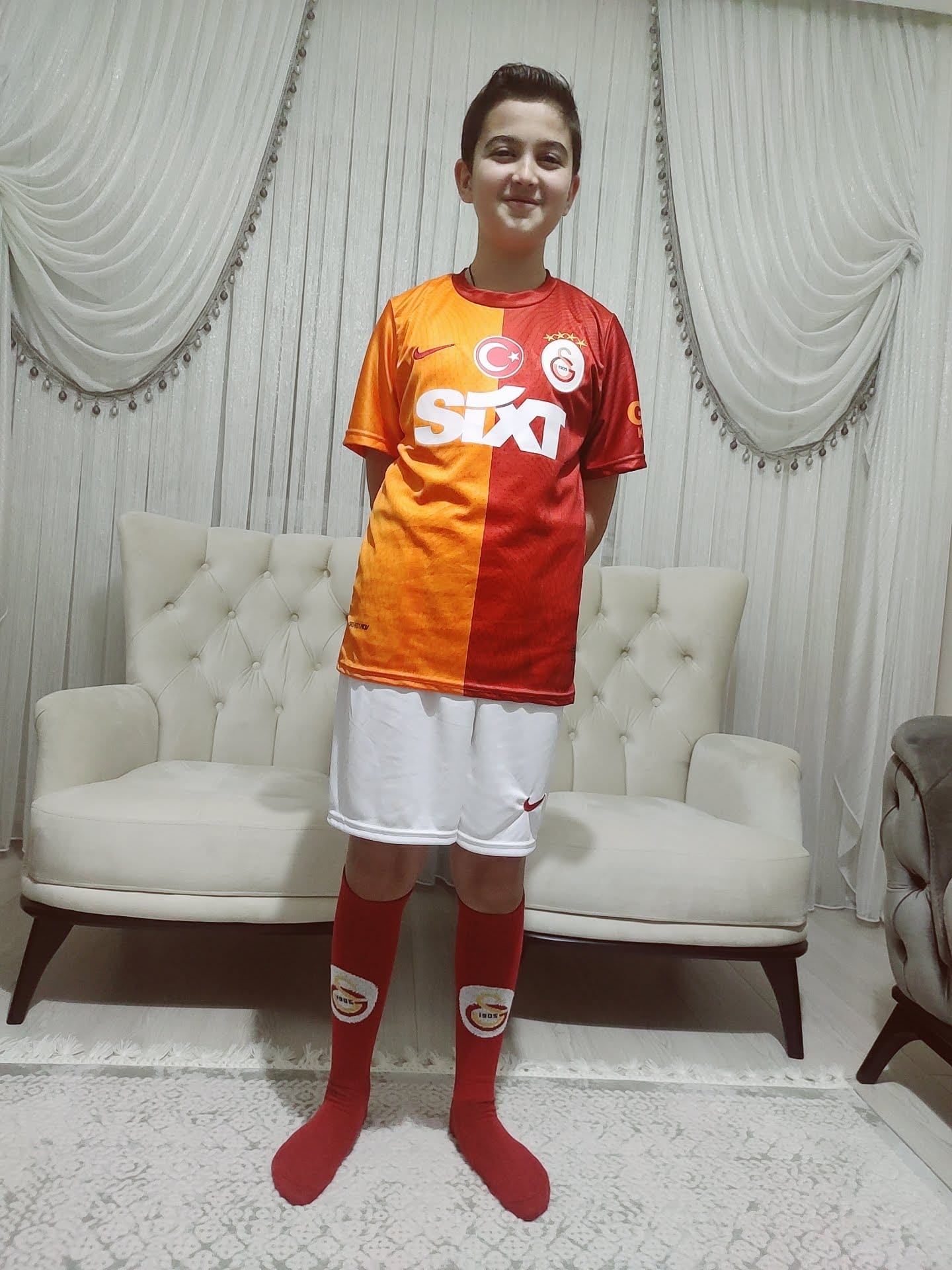 Hakan Şükür Bayrak Öpüyor