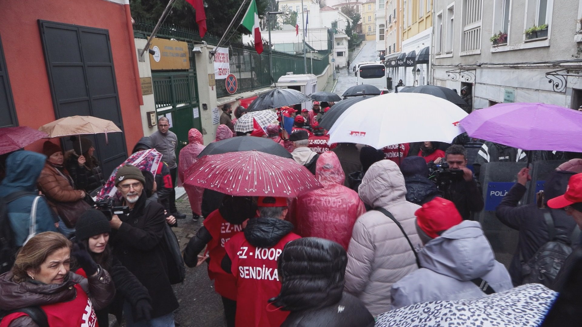 Başak Baysallı grev açıklaması yapıyor