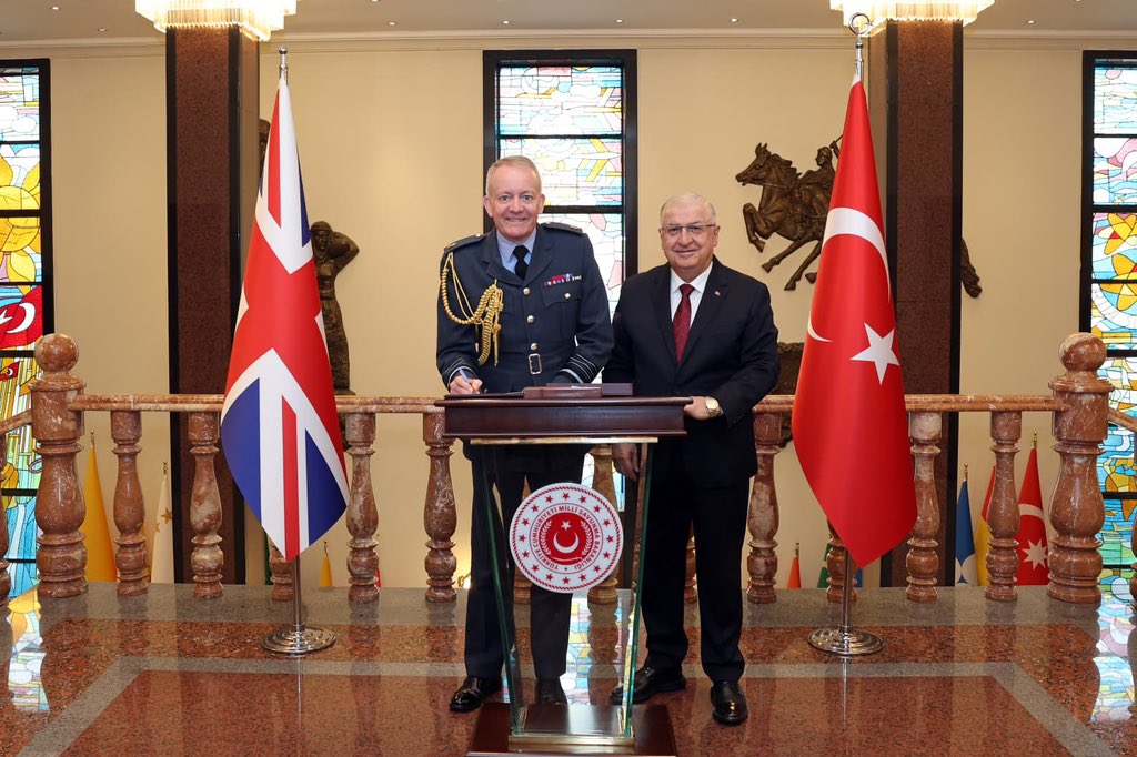 Milli Savunma Bakanı Yaşar Güler Birleşik Krallık Genelkurmay Başkanı Richard Knighton toplantı
