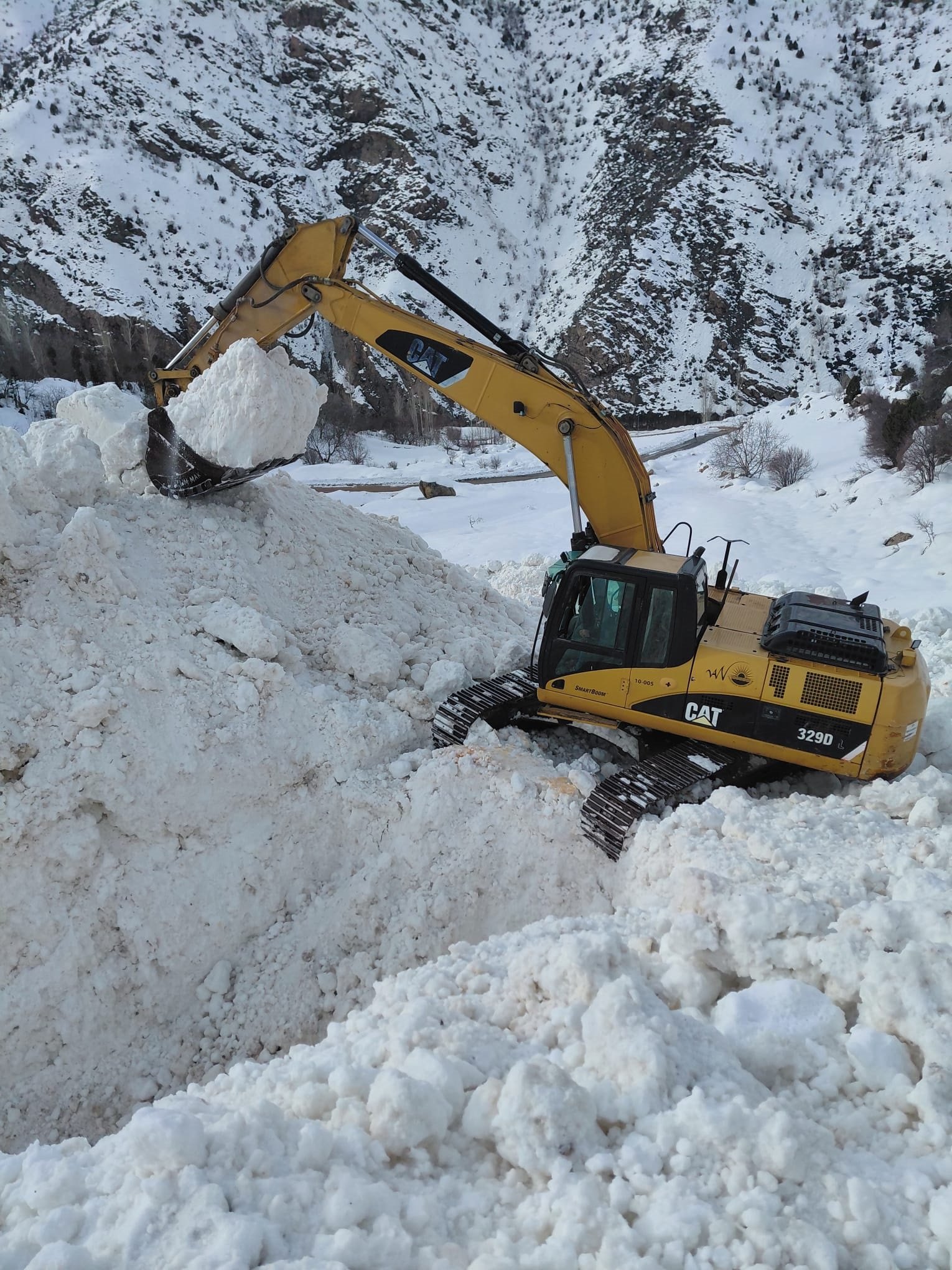 Van Çatak mezra yolu çığ temizleme çalışması