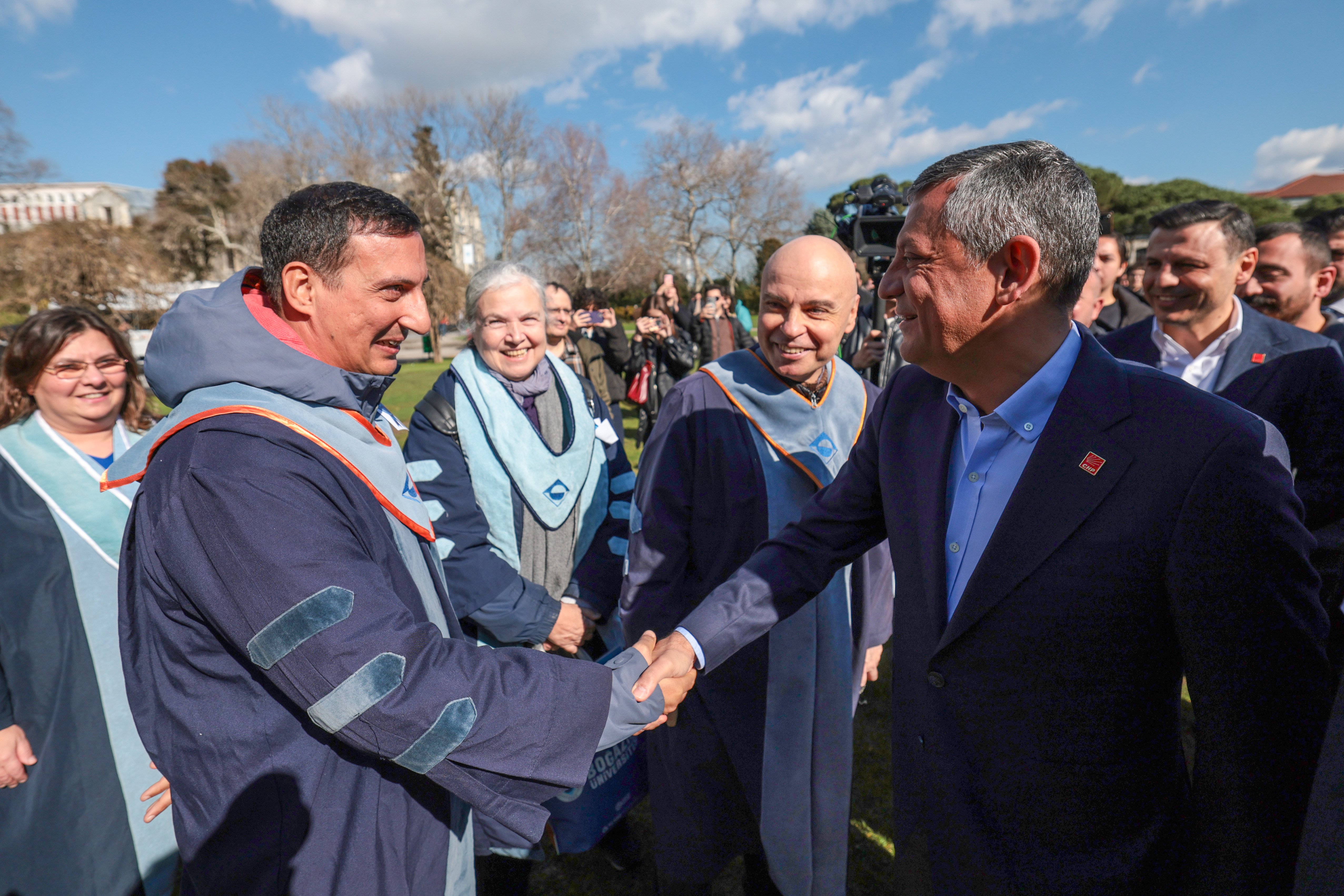 Özgür Özel Akademisyenlerle