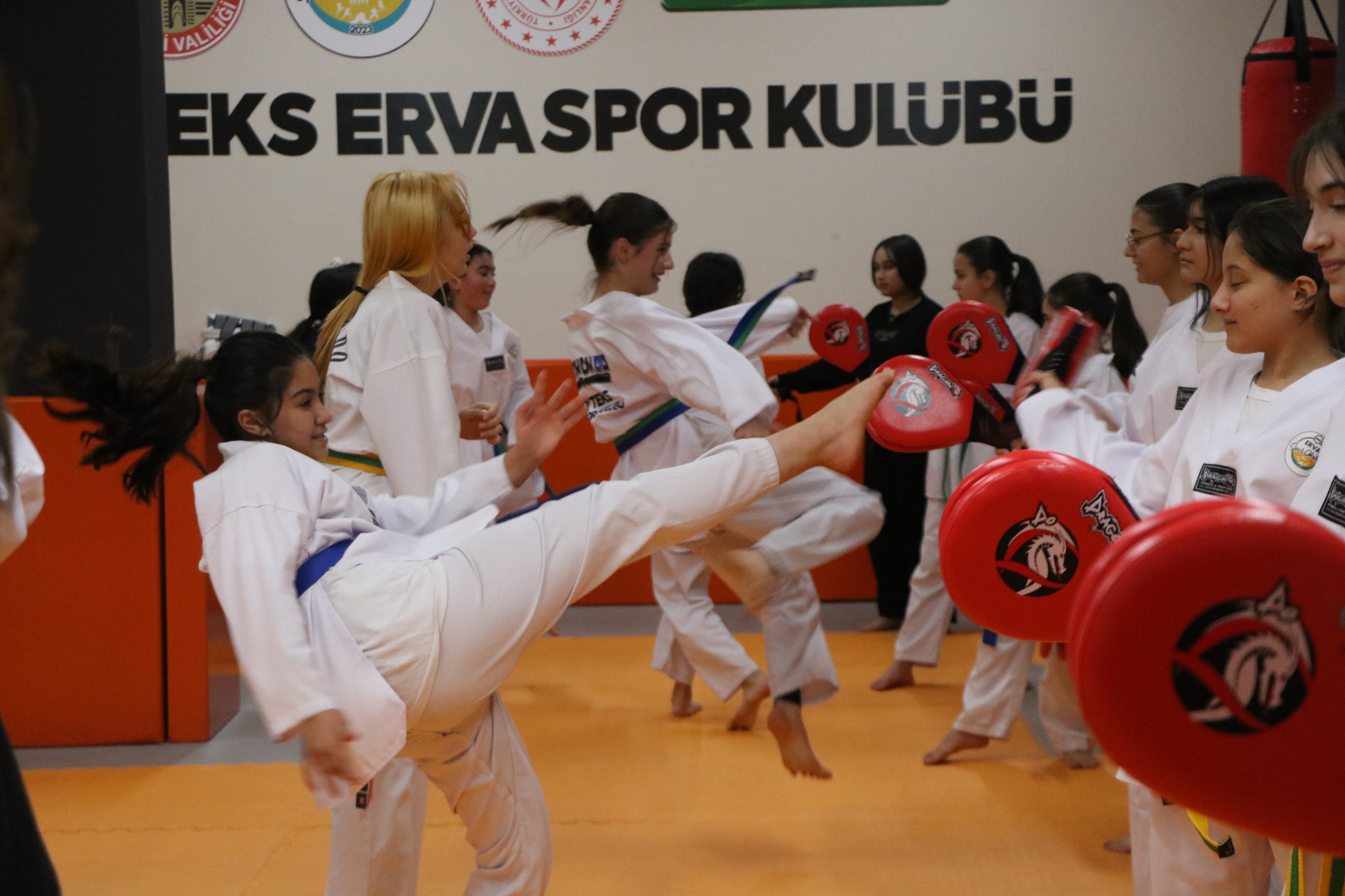 Vali Çiçek sporcularla