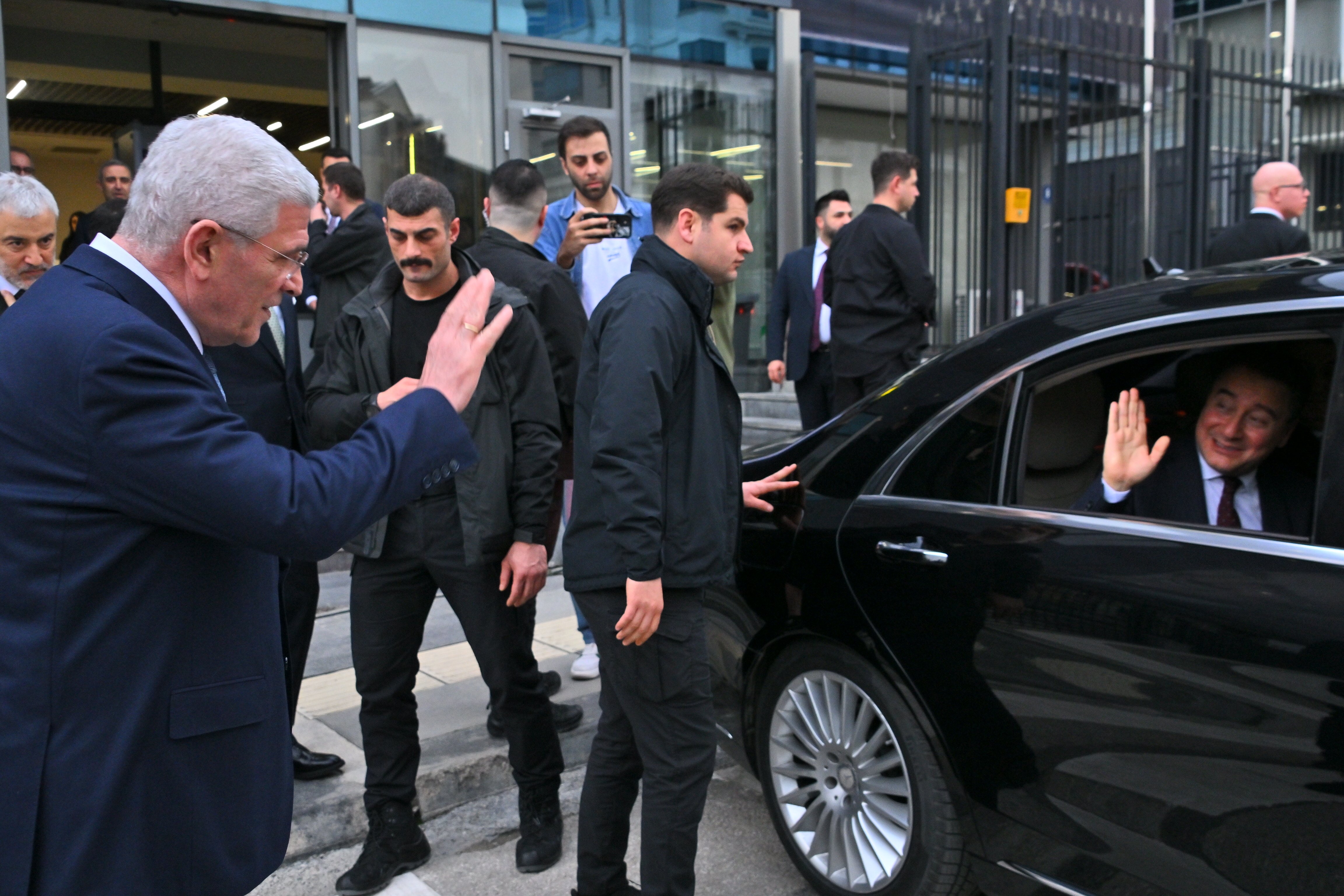 Babacan Dervişoğlu el sıkışıyor