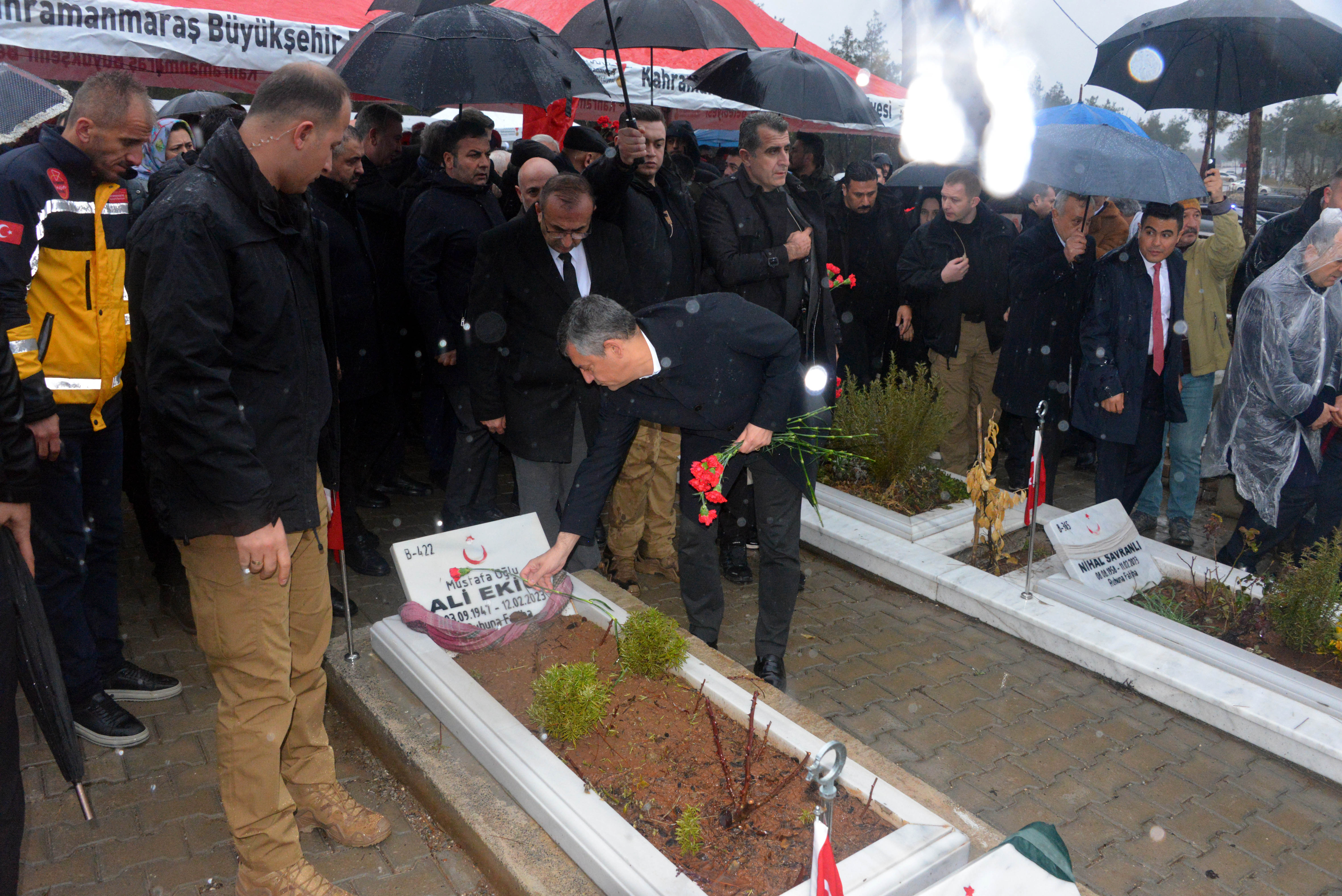 Özgür Özel deprem ziyareti