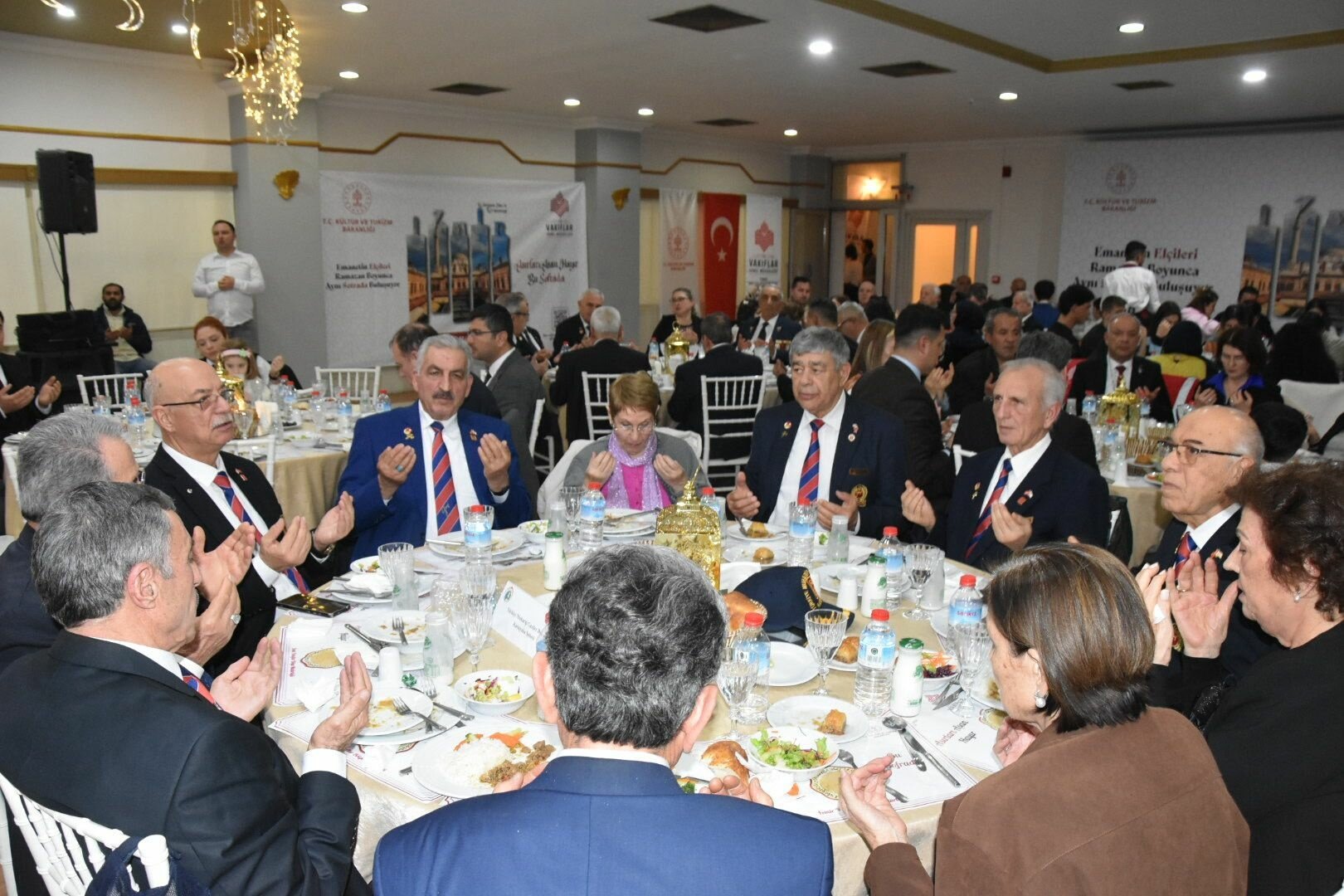İzmir iftar programında semazen gösterisi