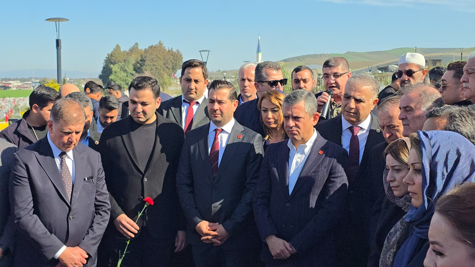 Özgür Özel Şehitliğe Karanfil Bırakıyor