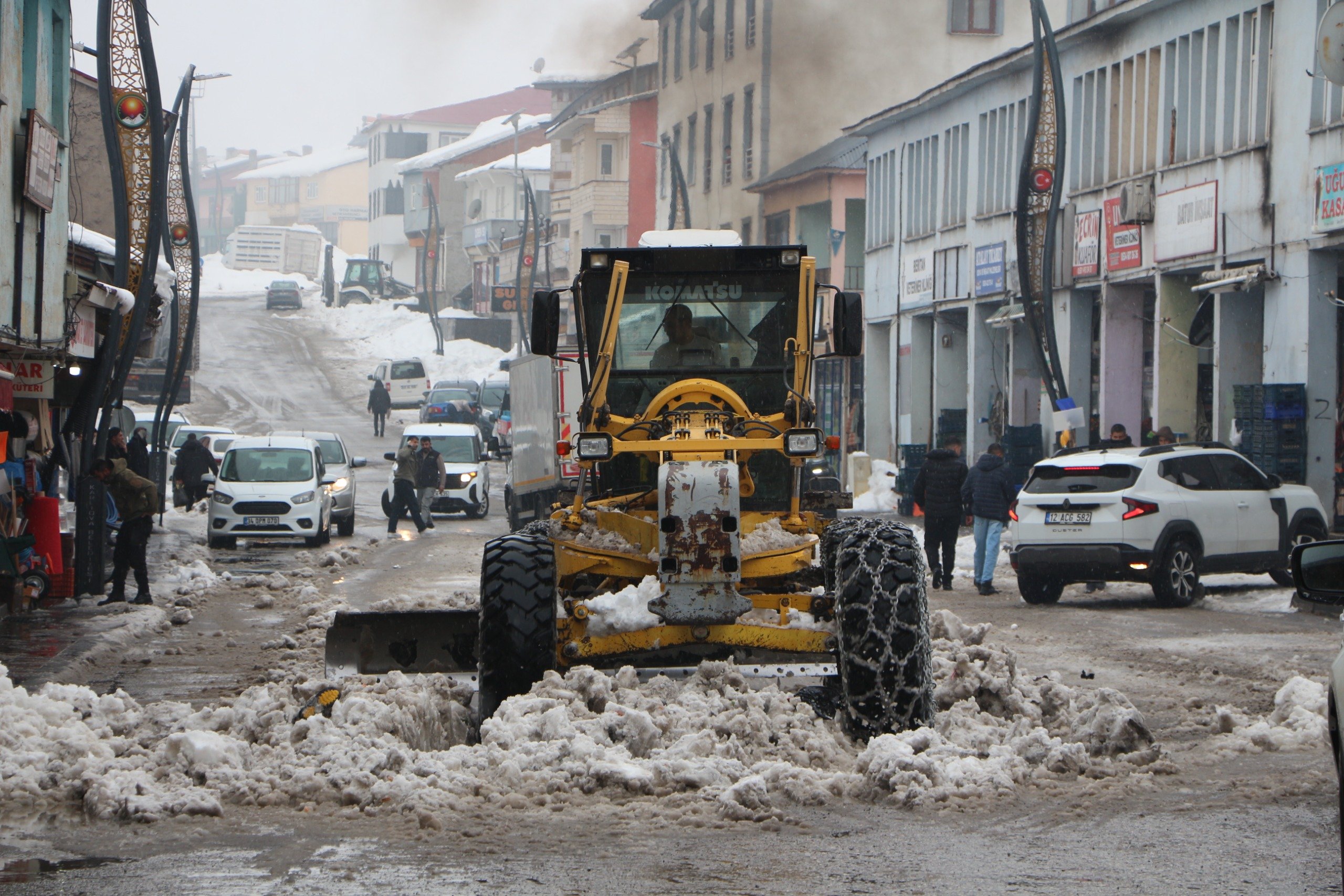 Karlıova belediye ekipleri kar mücadelesi