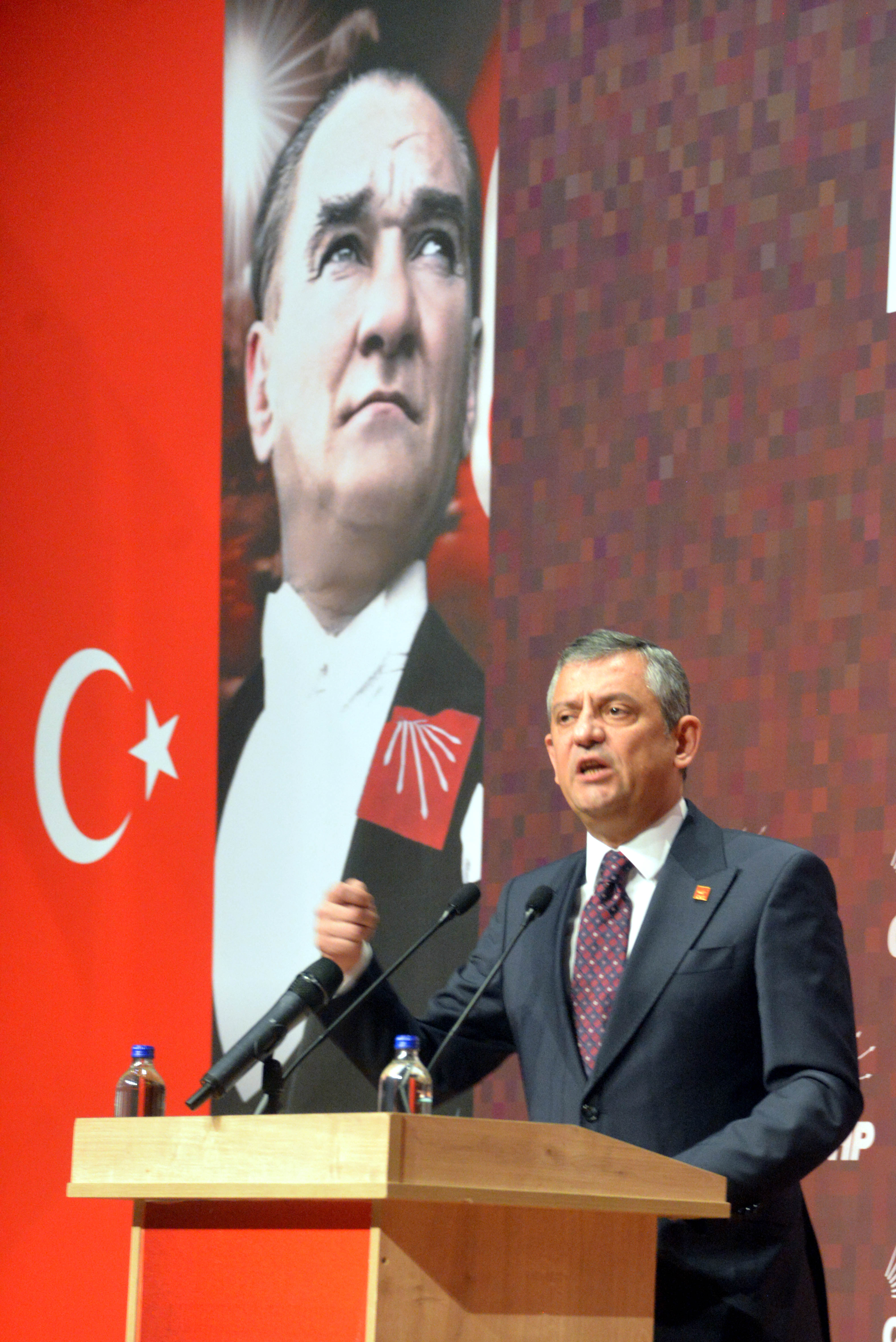 Özgür Özel konuşma yapıyor