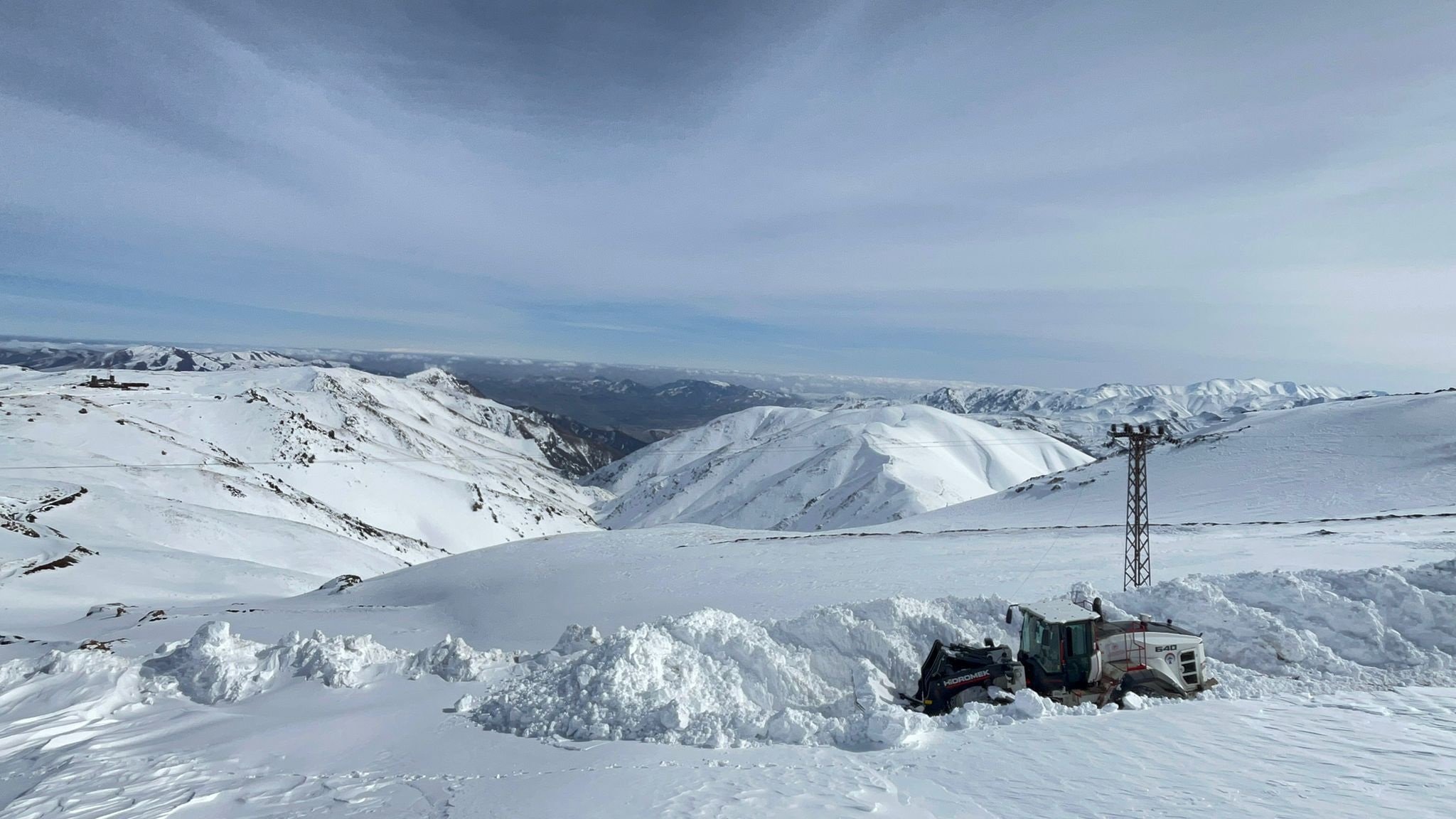 Hakkari Yüksekova askeri üs yolu kar temizleme çalışması