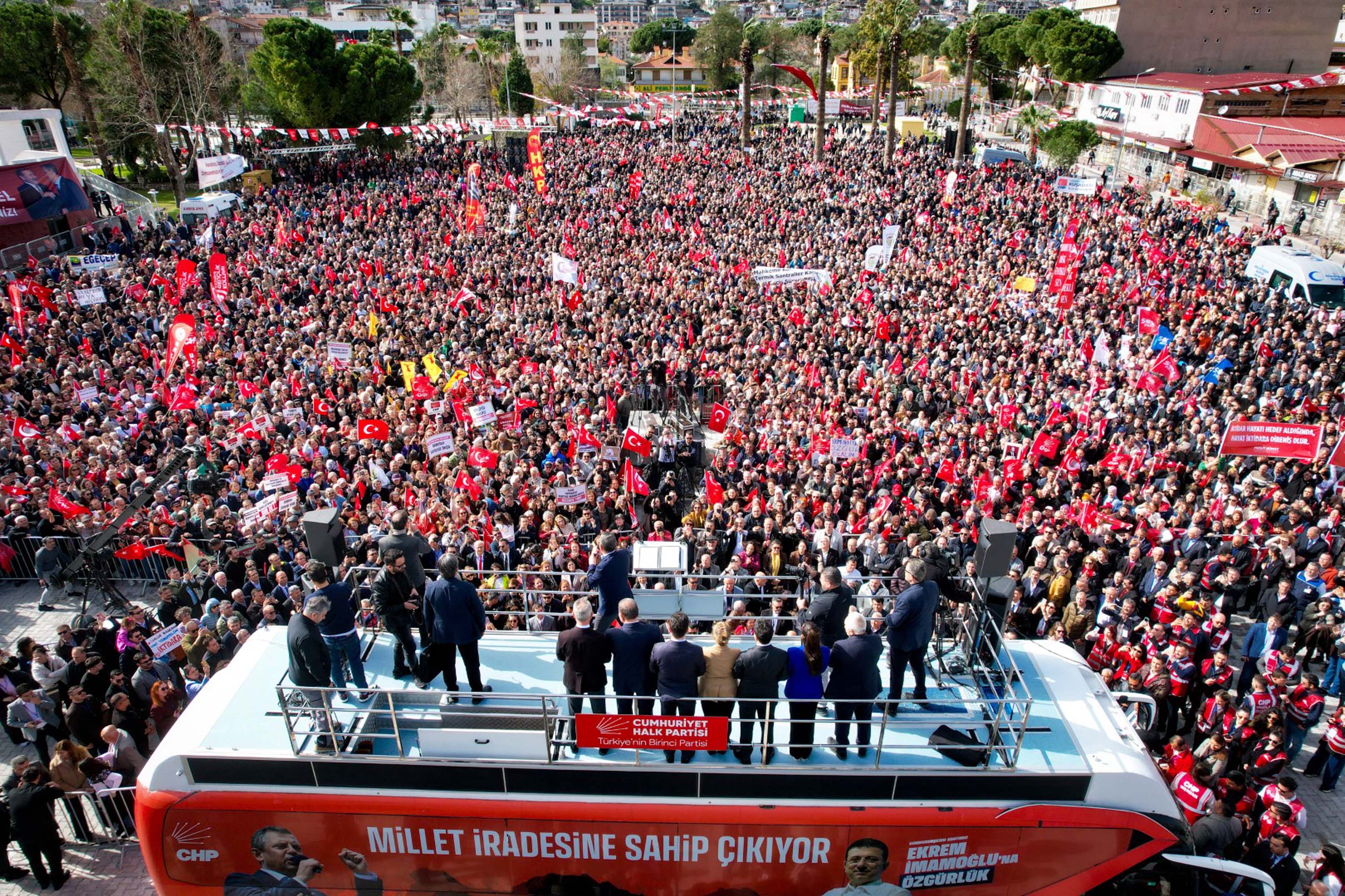 Özgür Özel Kalabalığı Selamlıyor