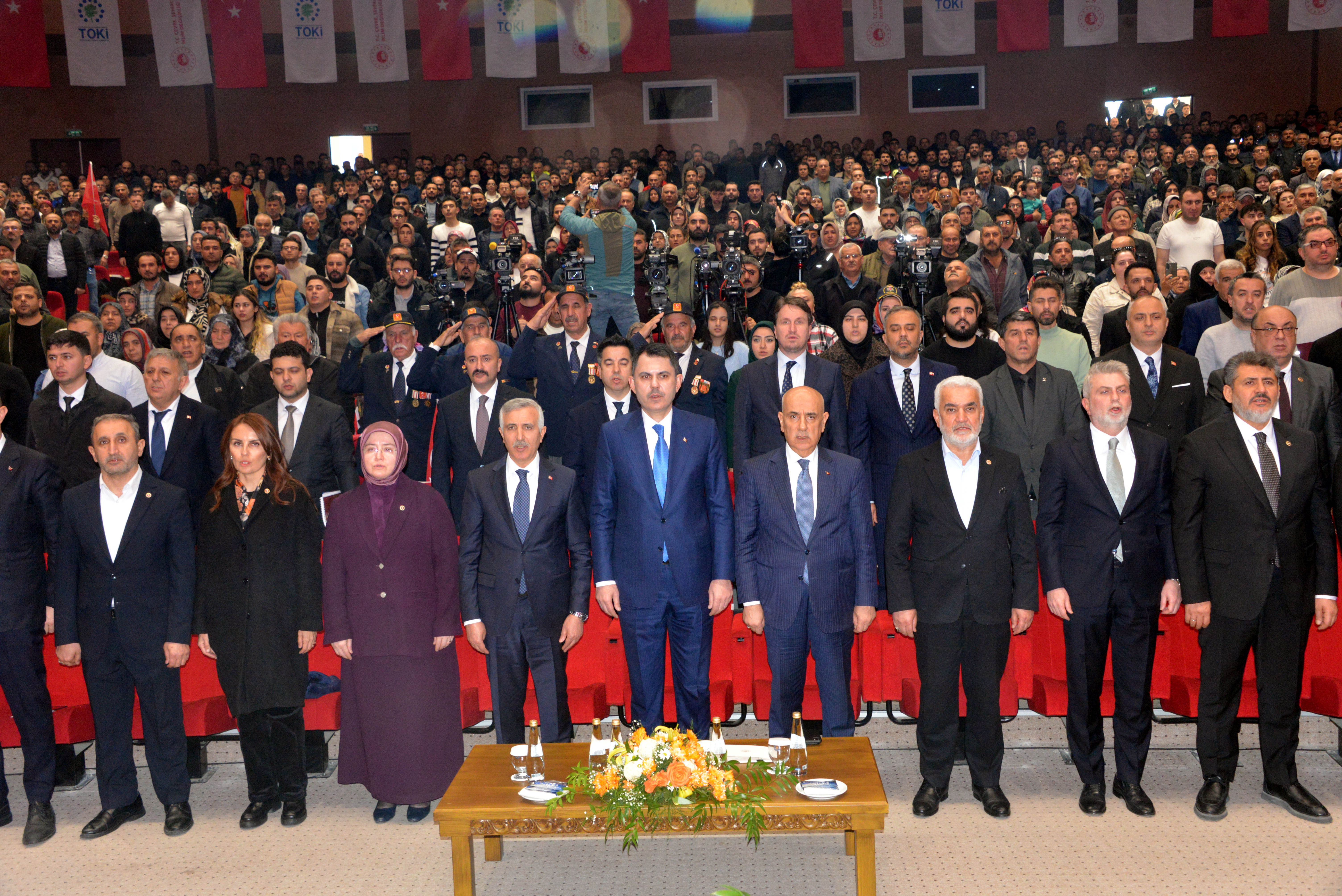 Bakan Kurum kura çekimi butonuna basıyor