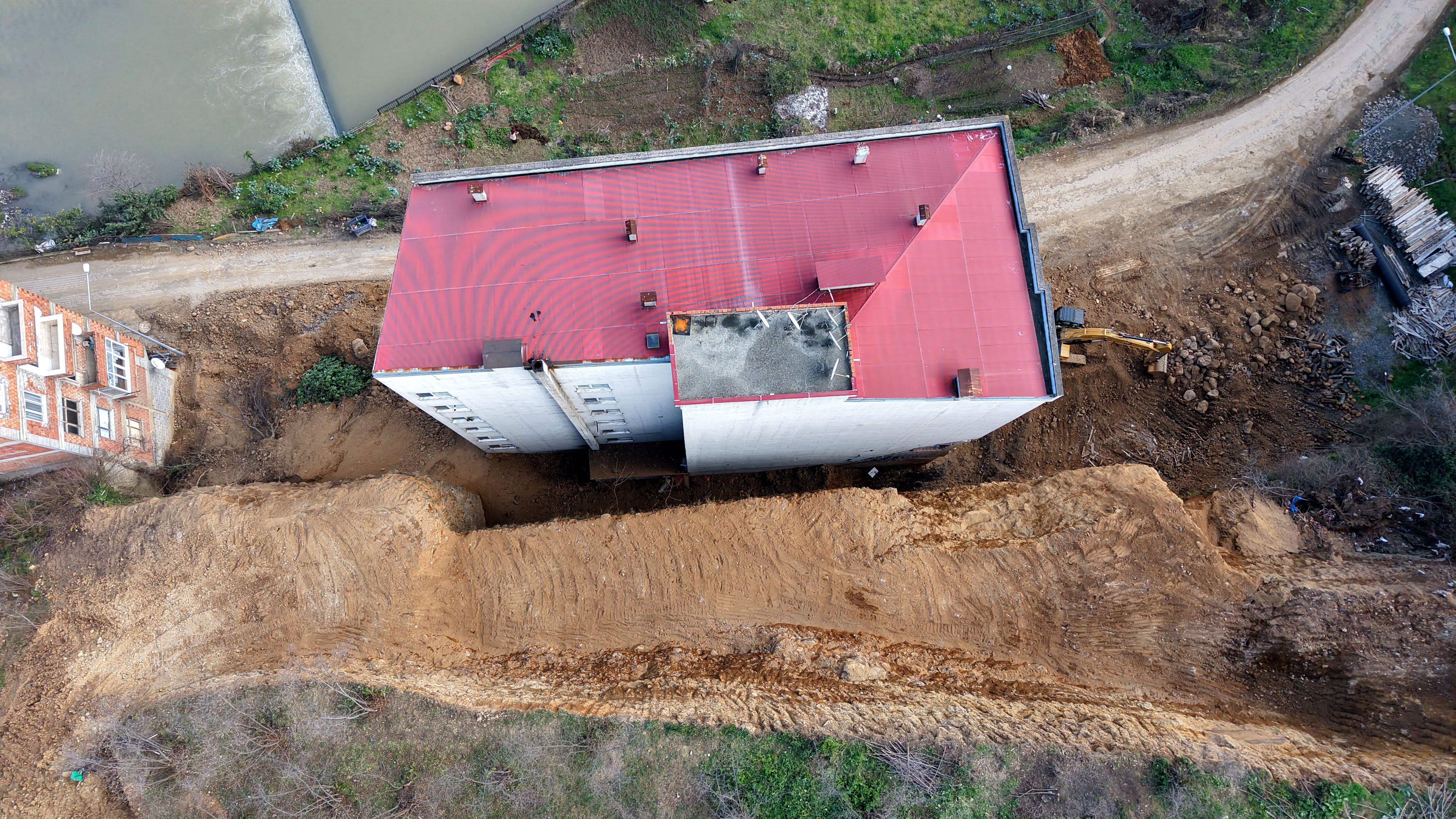 Riskli yamaç heyelan tehlikesi