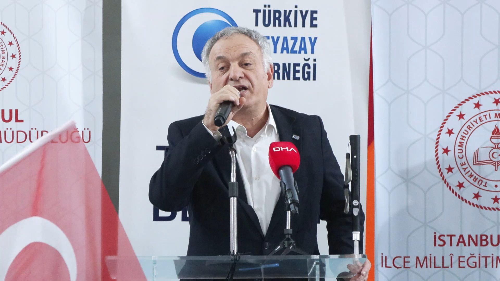 Öğrenciler halk oyunu gösterisi yapıyor