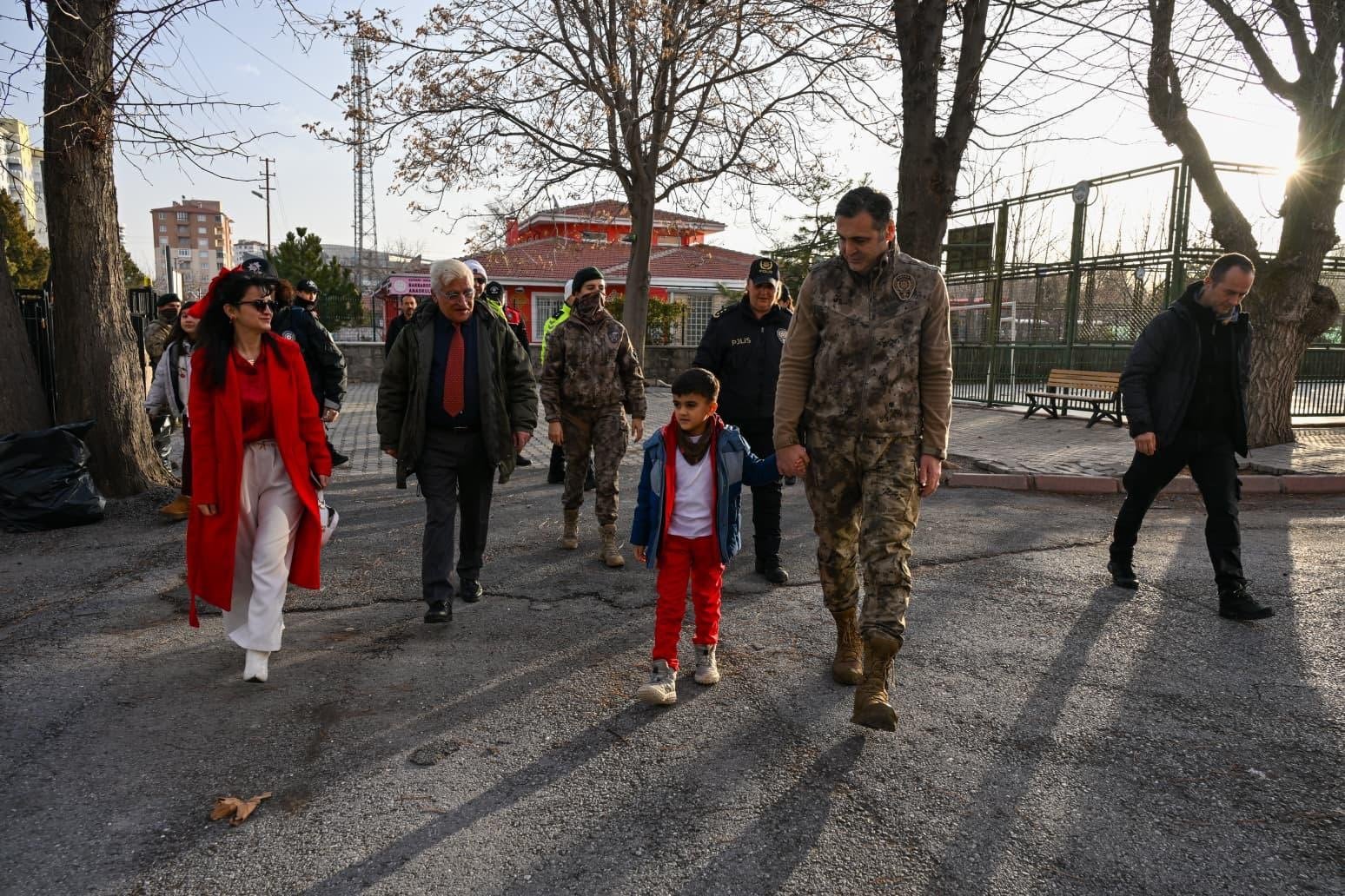 Kayseri Emniyet Müdürü Atanur Aydın ve şehit çocuğu
