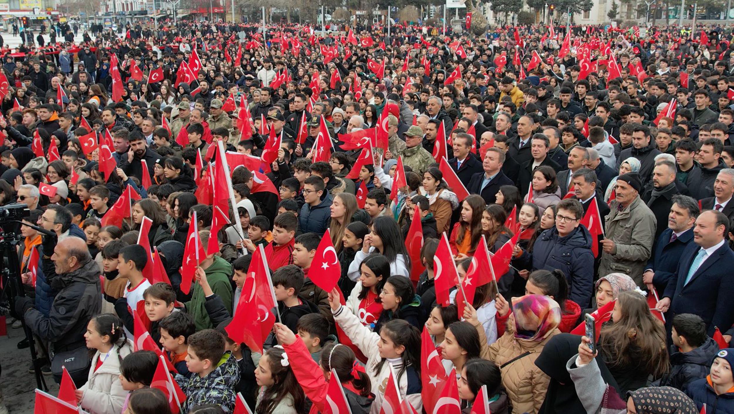Erzincan Bayrak Yürüyüşü Kalabalık