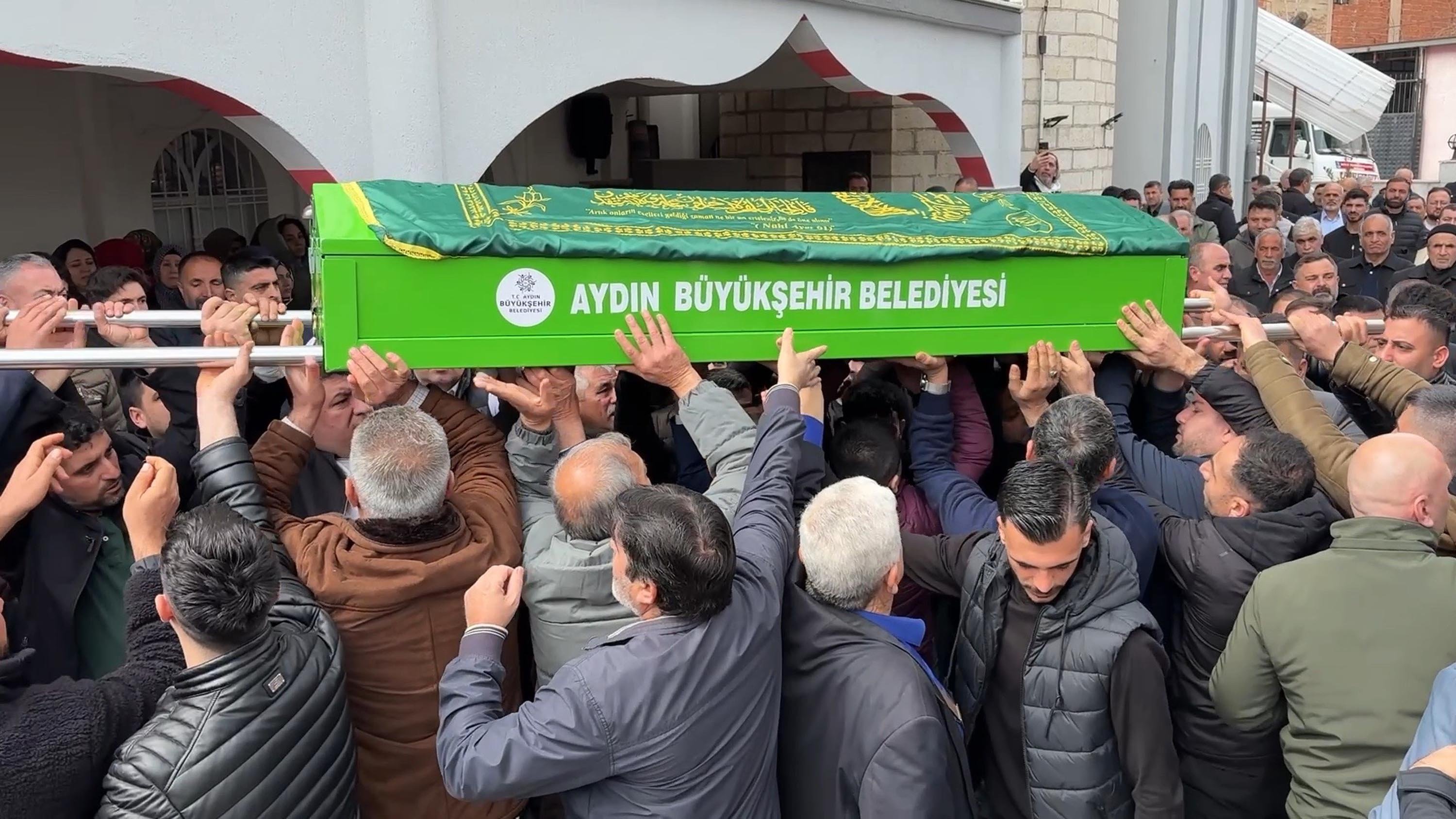 Cenaze törenine katılan siyasetçiler ve kalabalık