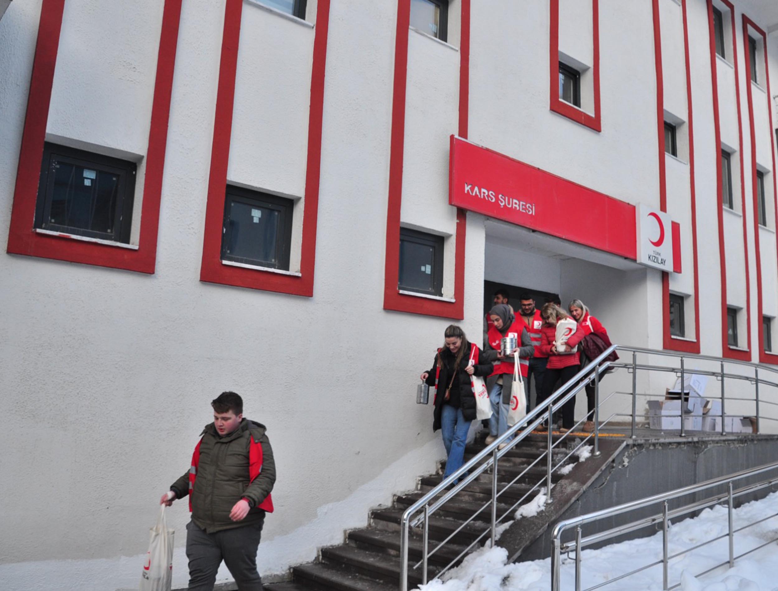 Kızılay gönüllüleri ve Esmer Dağ