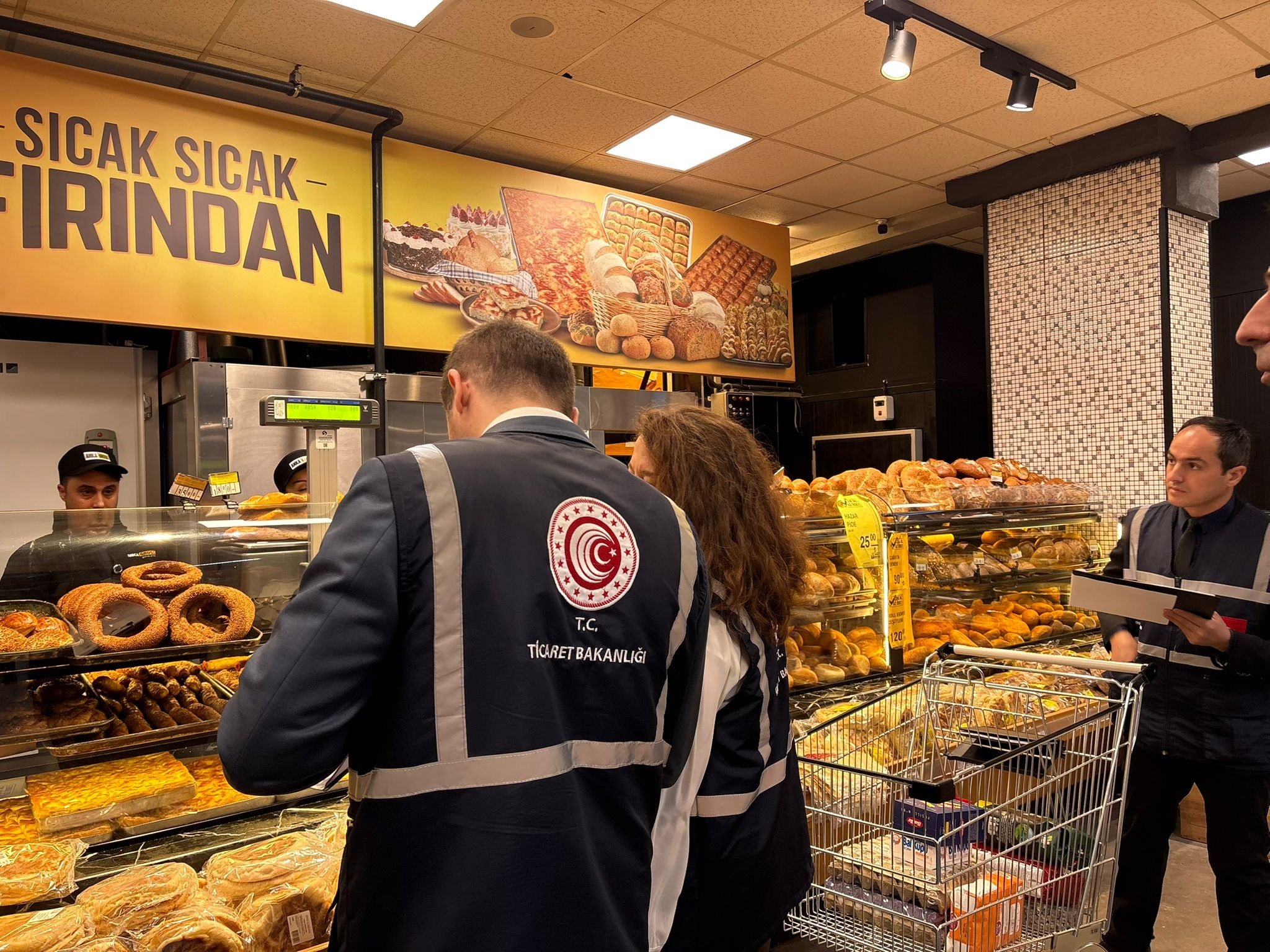 Ticaret Bakanlığı denetim ekibi markette