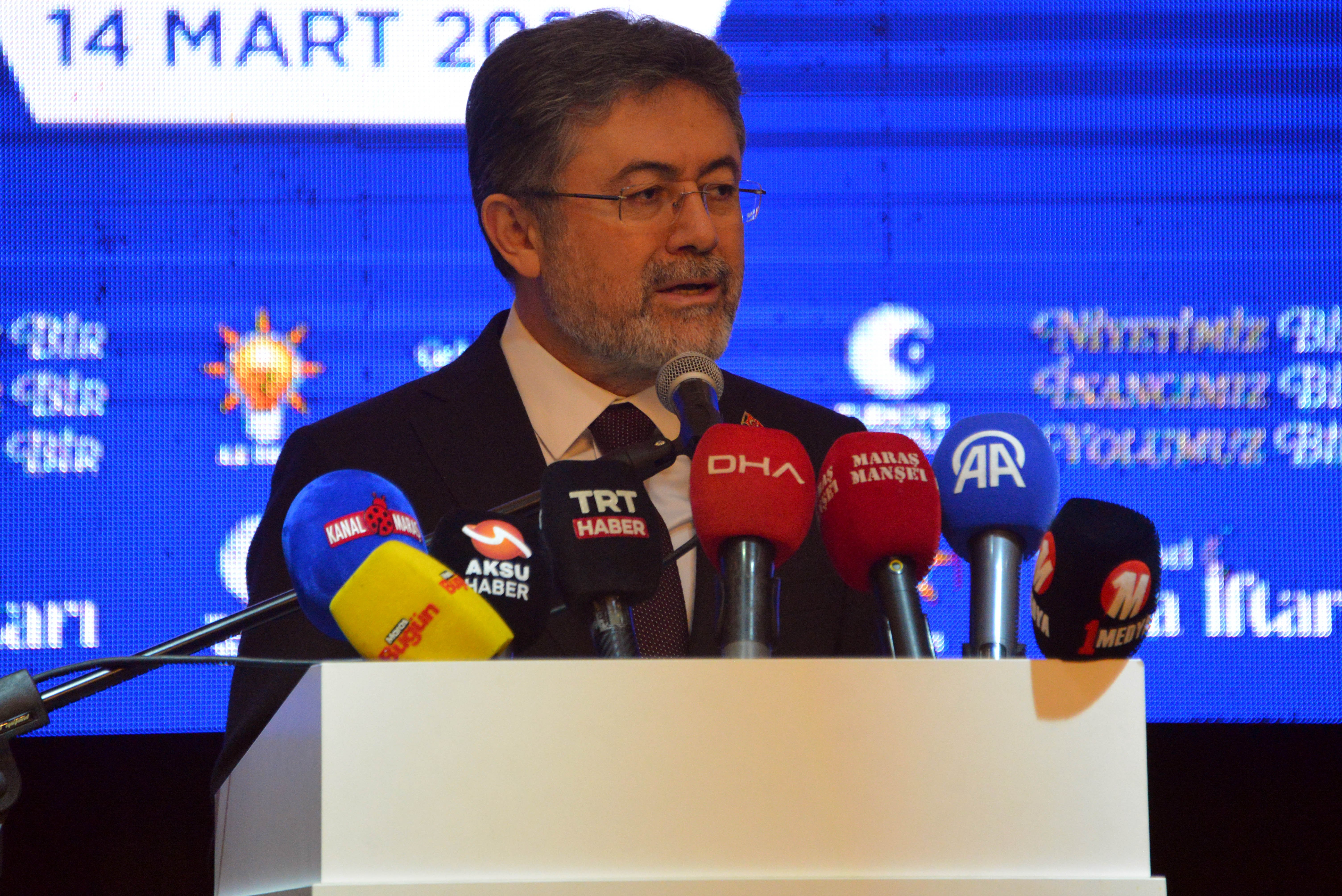 Bakan Yumaklı iftar programında katılımcılarla bir arada