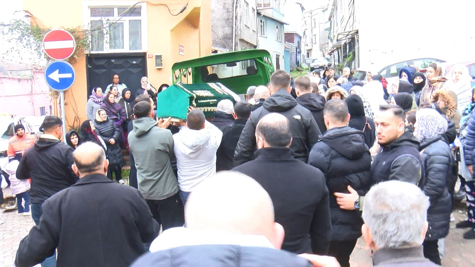 Cenaze törenine katılan kalabalık