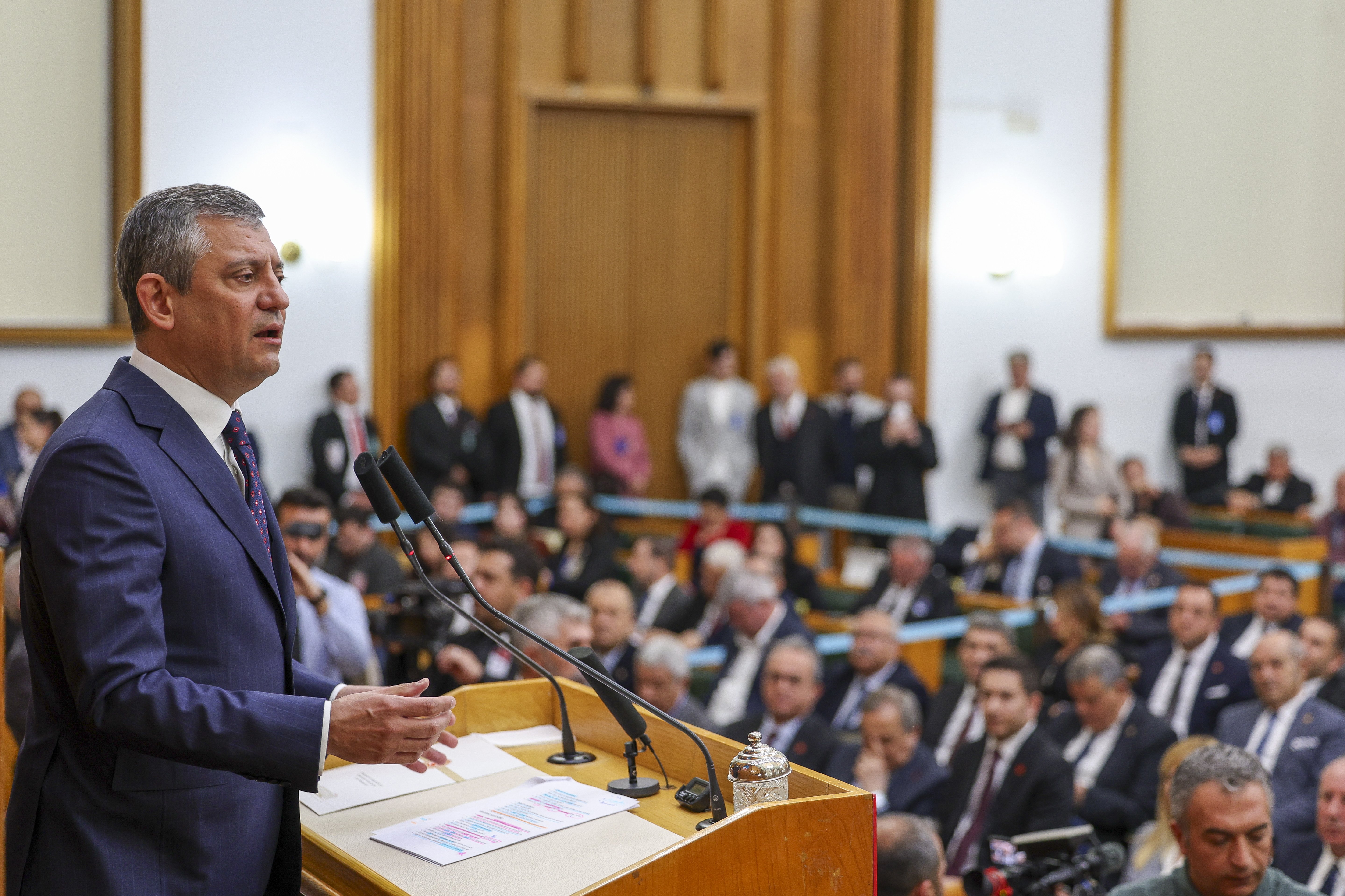 Özgür Özel Emine Ülker Tarhan rozet takıyor