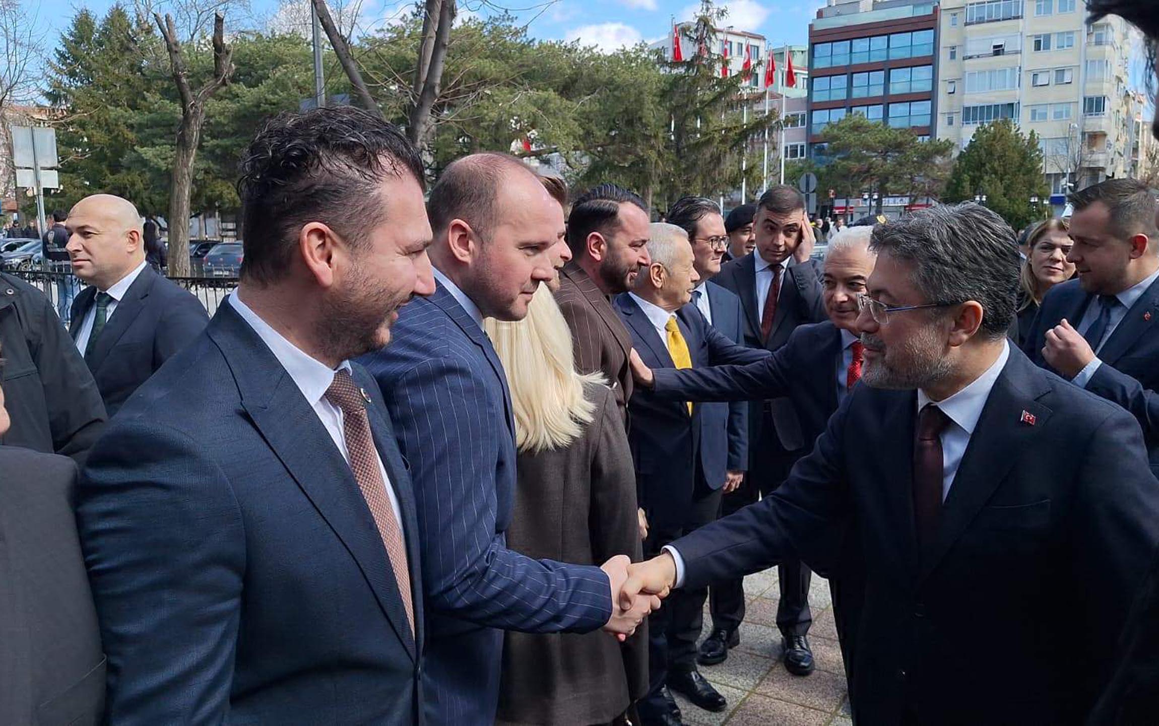 Bakan Yumaklı Kırklareli Valisi Uğur Turan ile görüşüyor