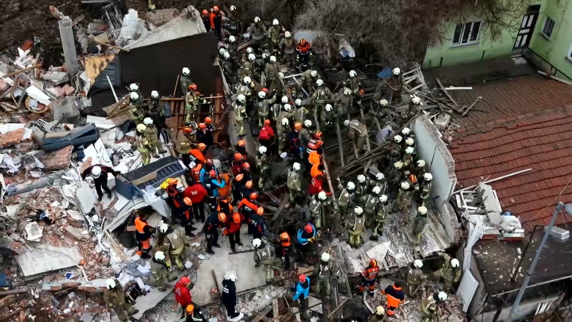 Fatih bina enkazı itfaiye ekipleri