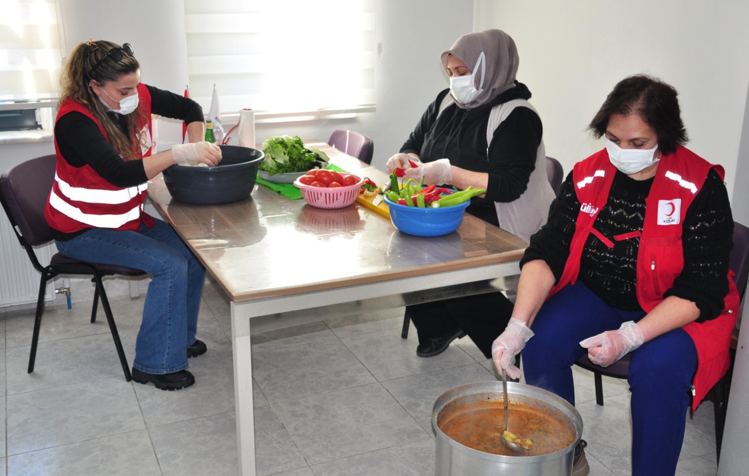 Kızılay gönüllüleri yemek hazırlıyor