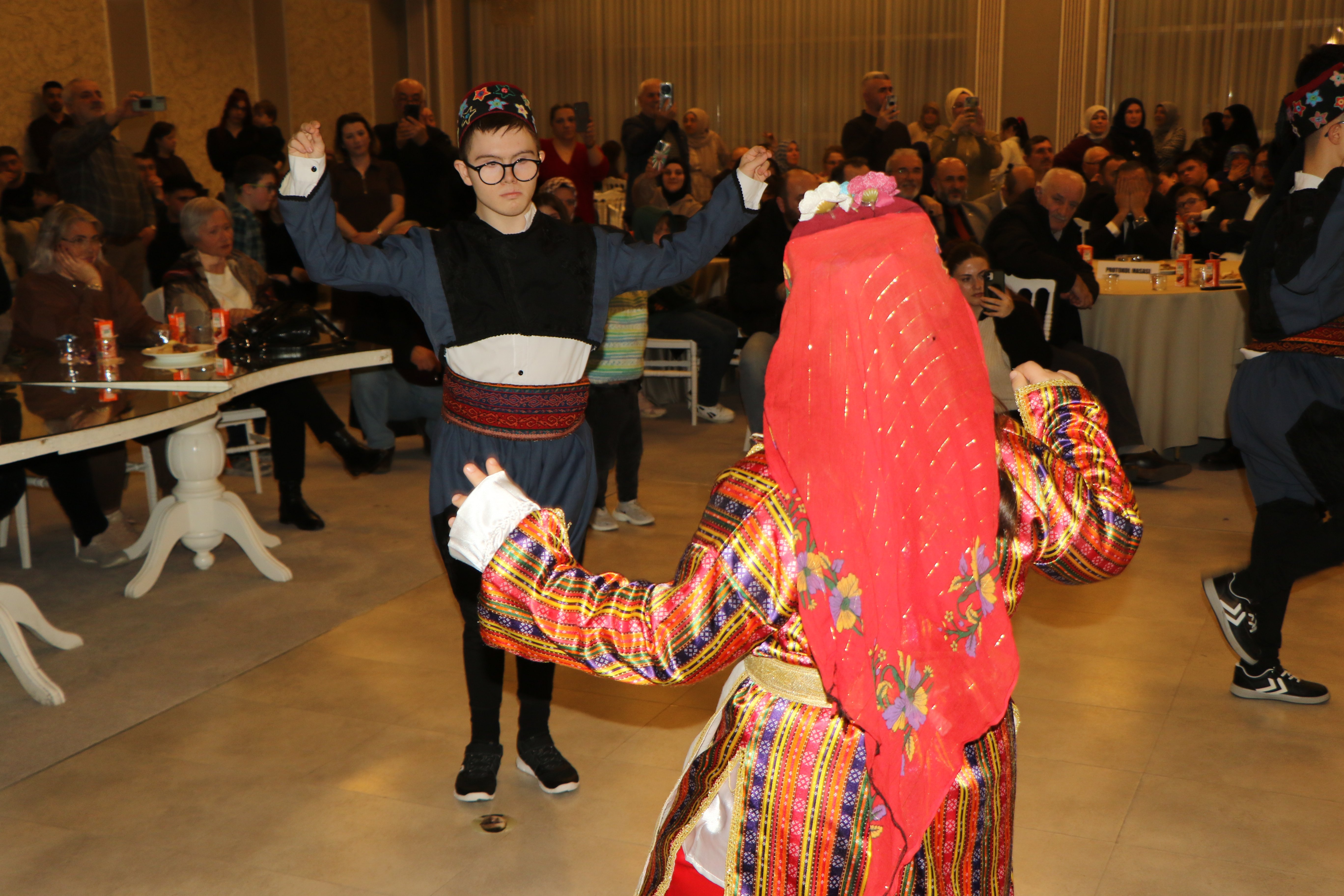 Down sendromlu çocuklar zeybek gösterisi