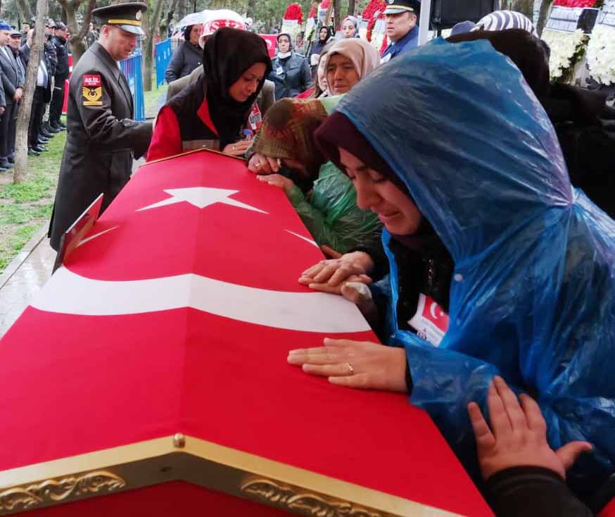 Şehitlikte cenaze töreni