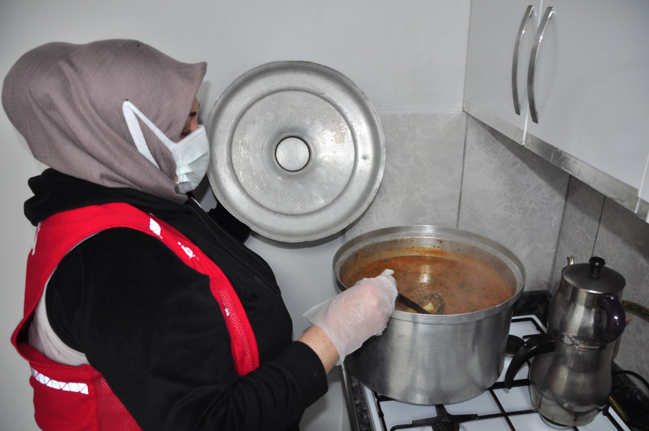 Kızılay iftar yemeği dağıtımı