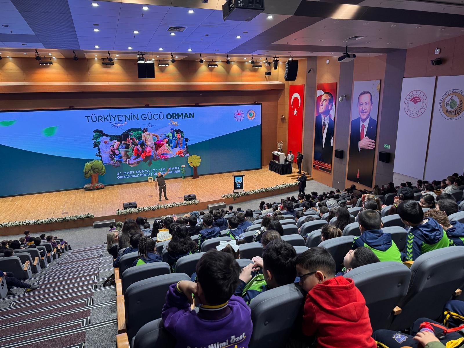 Orman Genel Müdürü Bekir Karacabey öğrencilerle