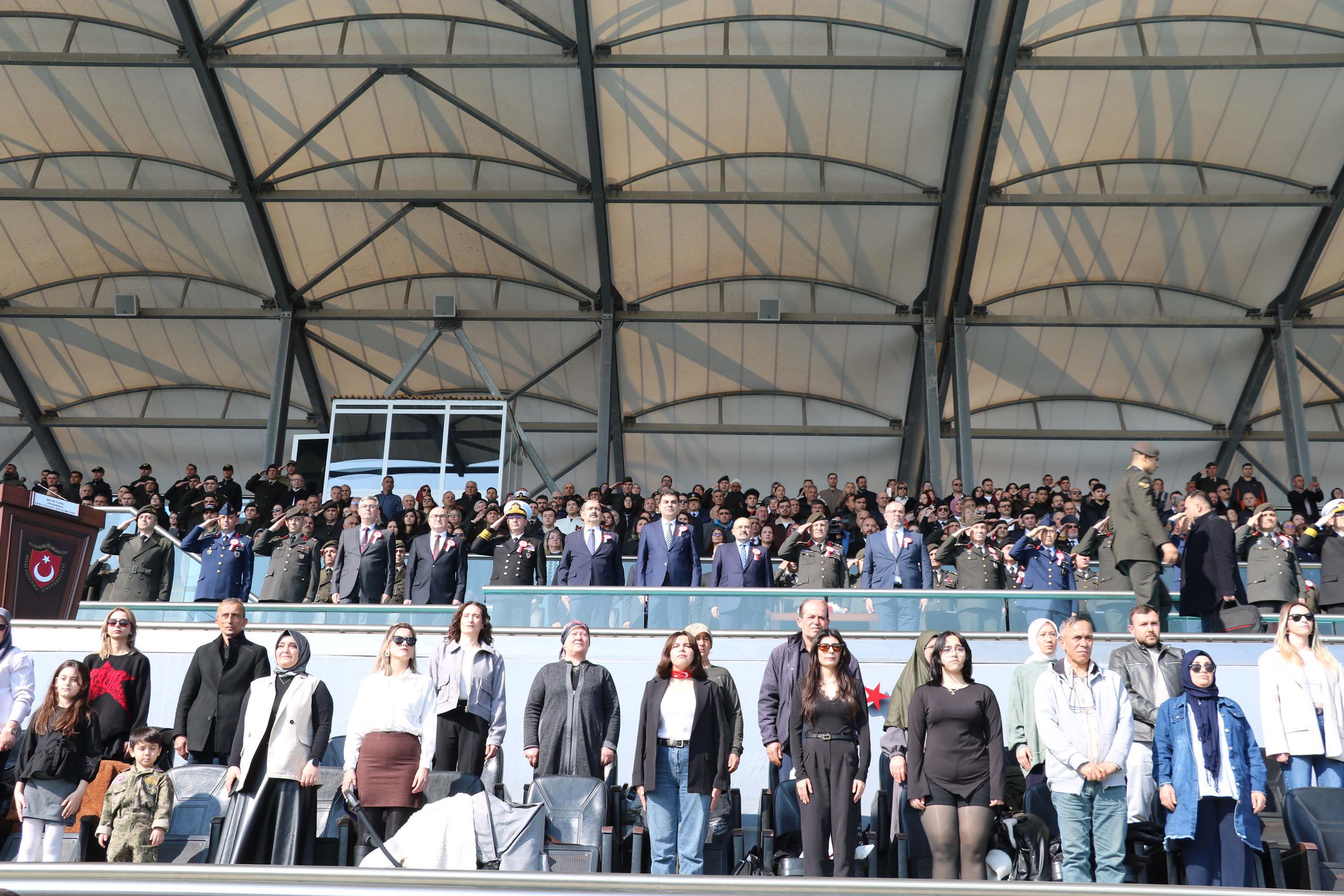 Mezun astsubay adayları tören alanında