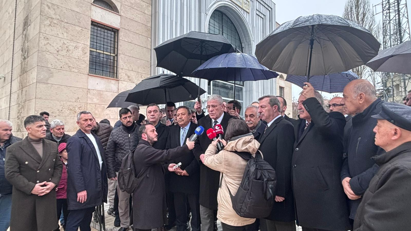 İYİ Parti Genel Başkanı Müsavat Dervişoğlu bayram namazı