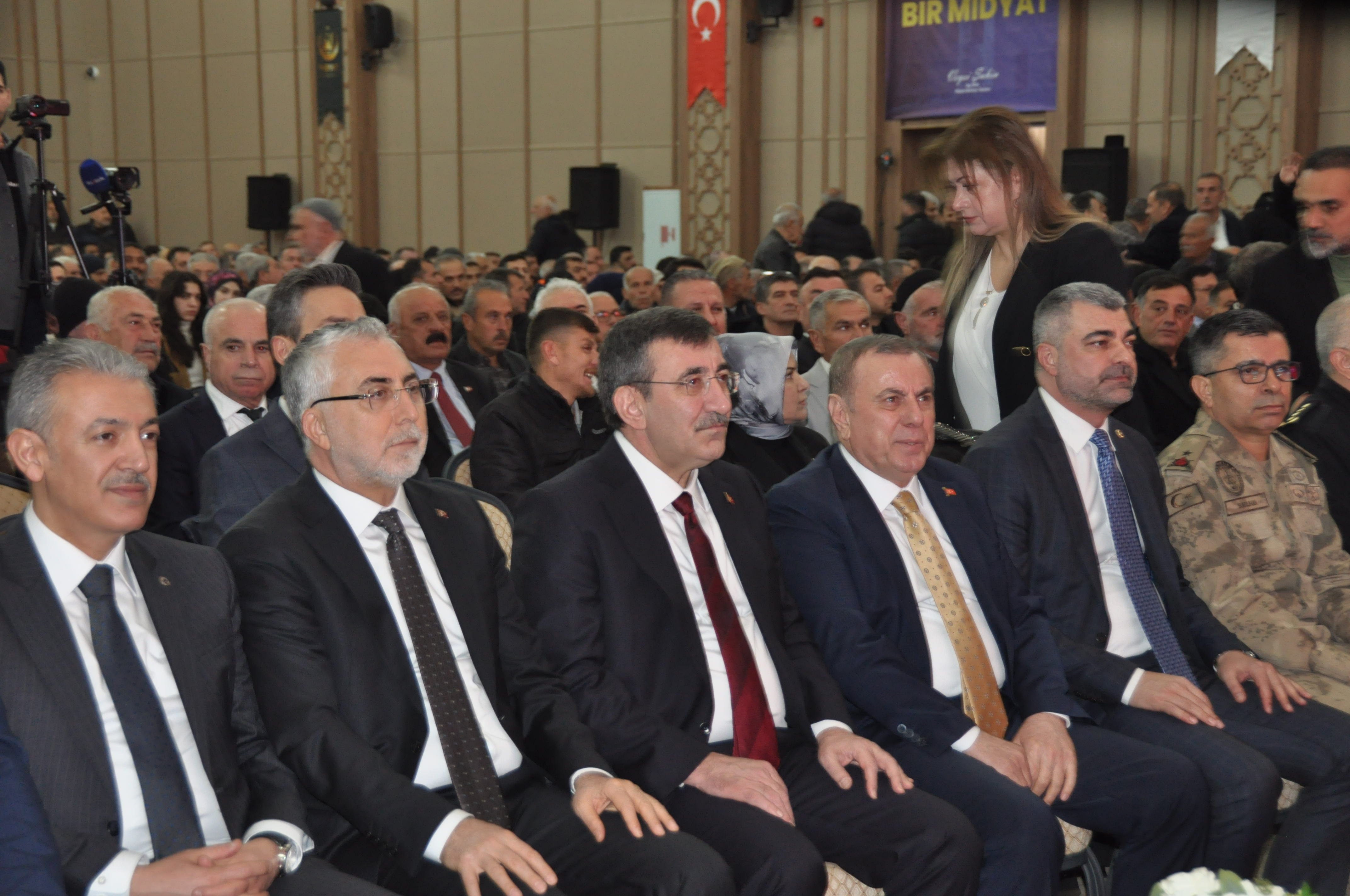 Cevdet Yılmaz konuşma yapıyor