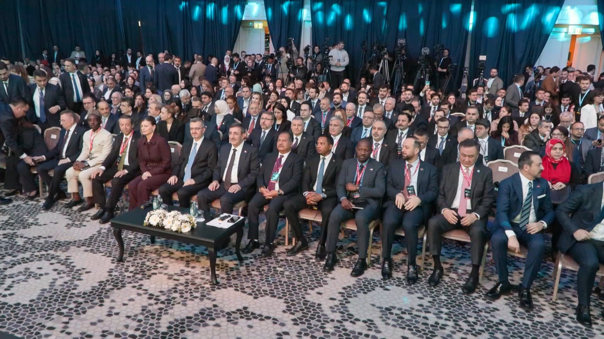 Cevdet Yılmaz konuşma yapıyor