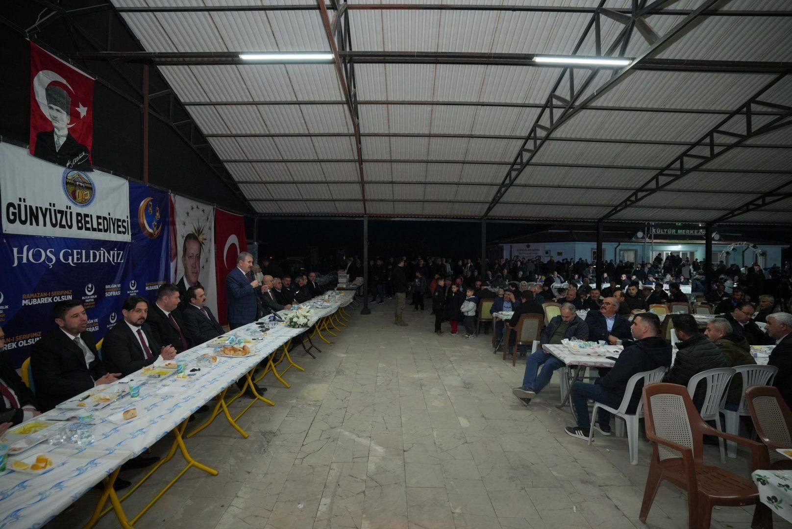 Mustafa Destici konuşma yapıyor