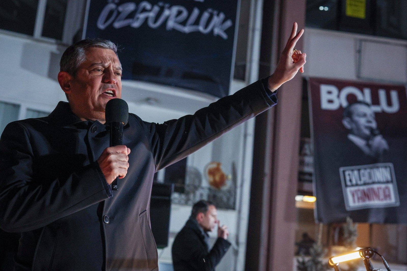 Özgür Özel katılımcılarla sohbet ediyor