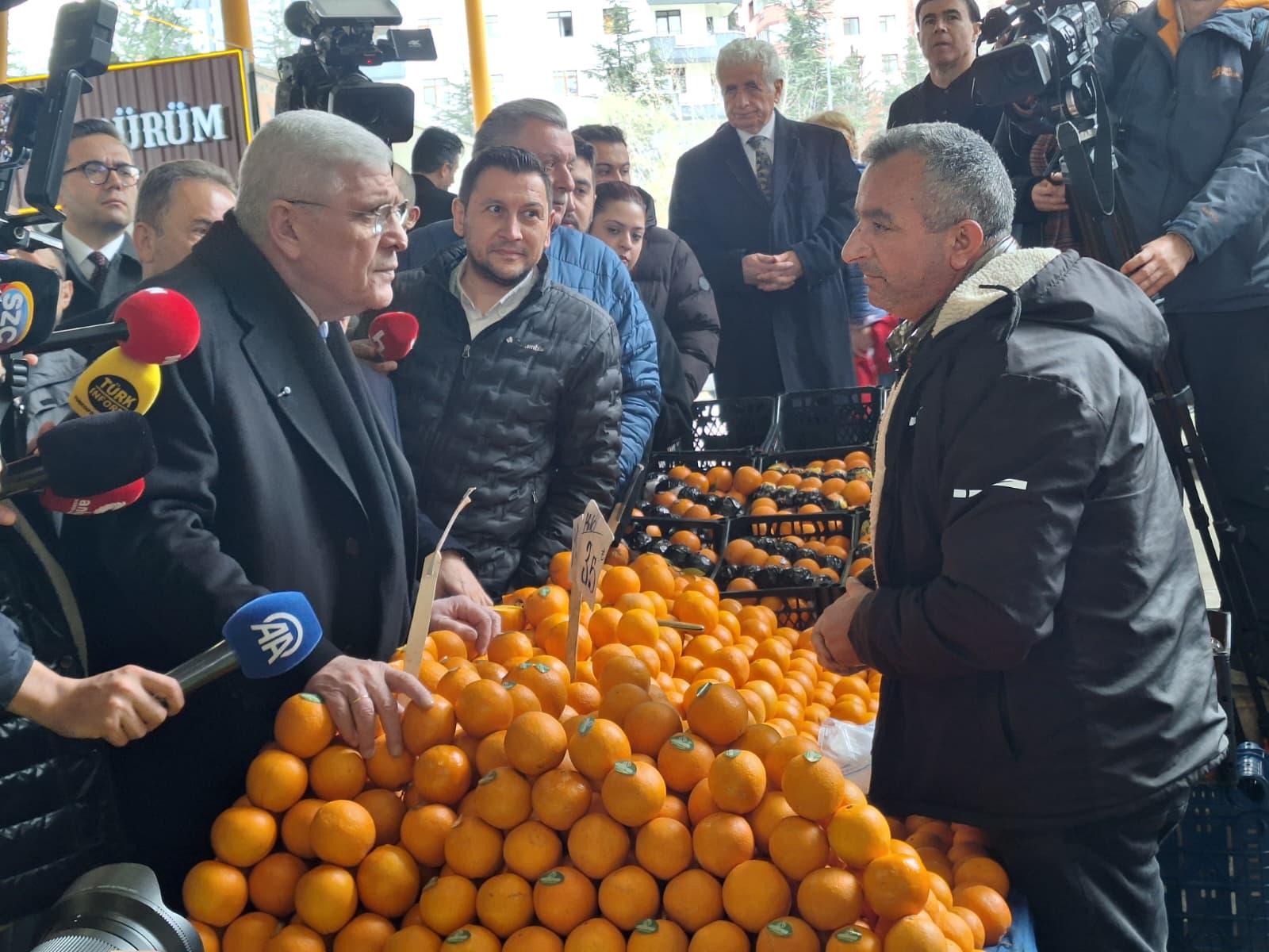 Müsavat Dervişoğlu pazar esnafı ile sohbet
