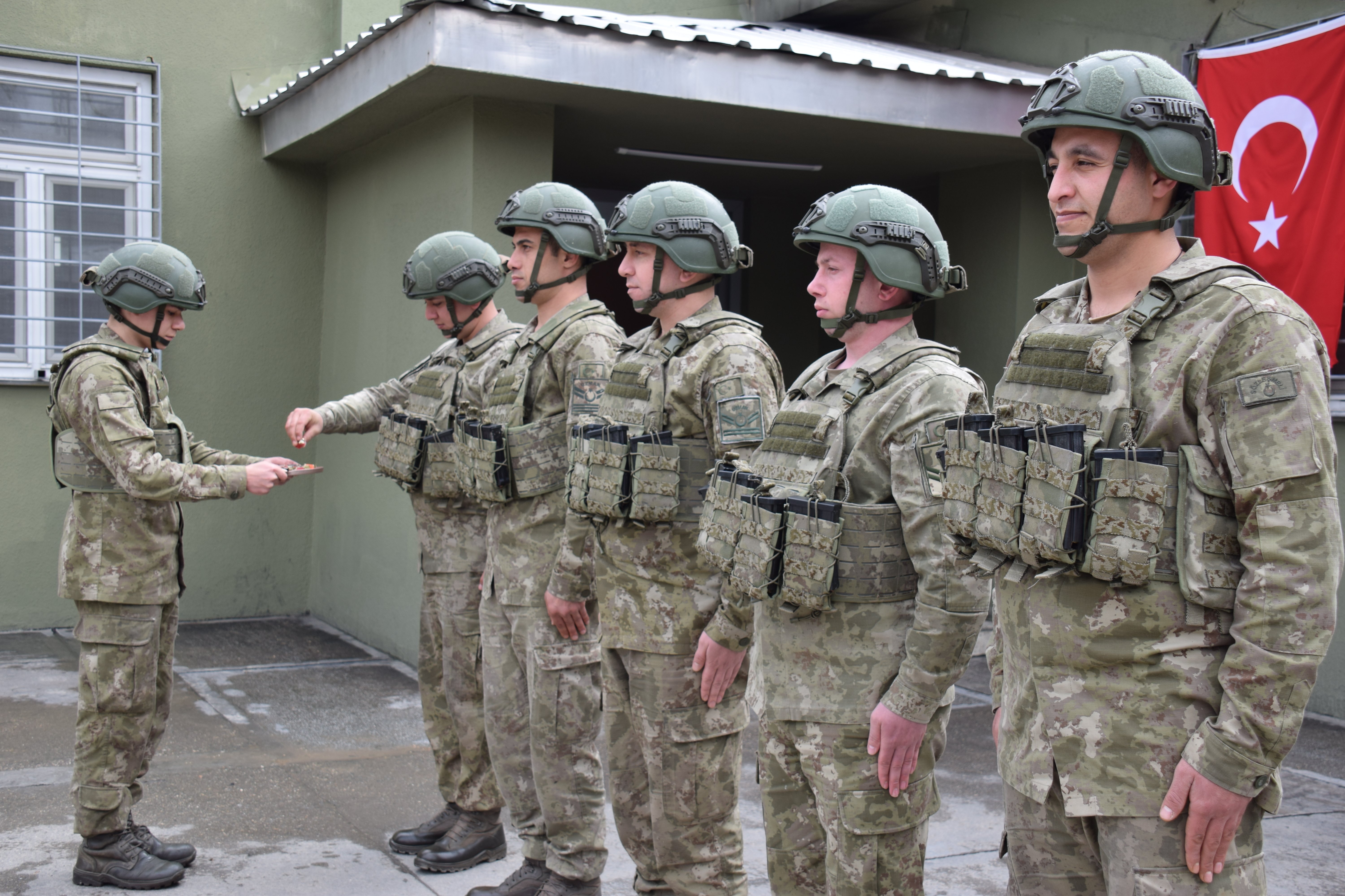 Komutan askerlere şeker ikram ediyor