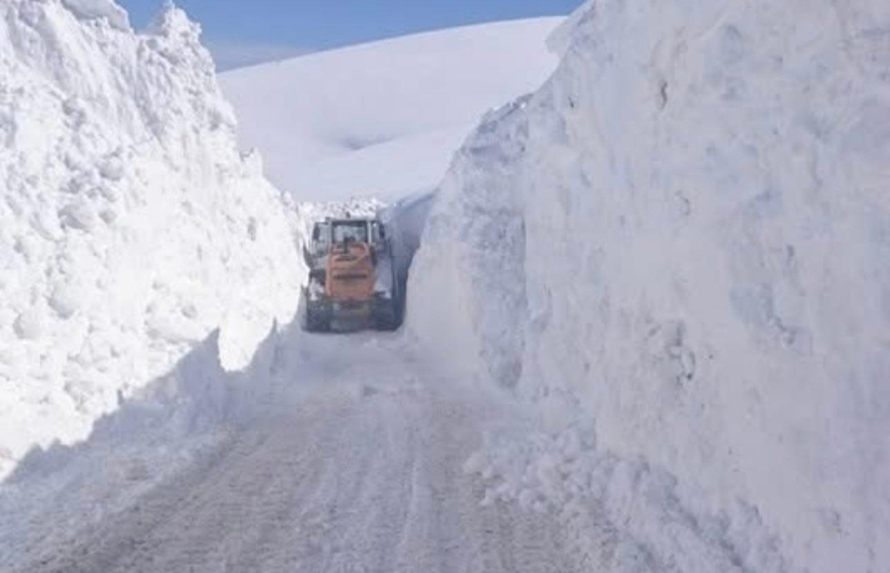 Van askeri üs yolu kar temizleme çalışması