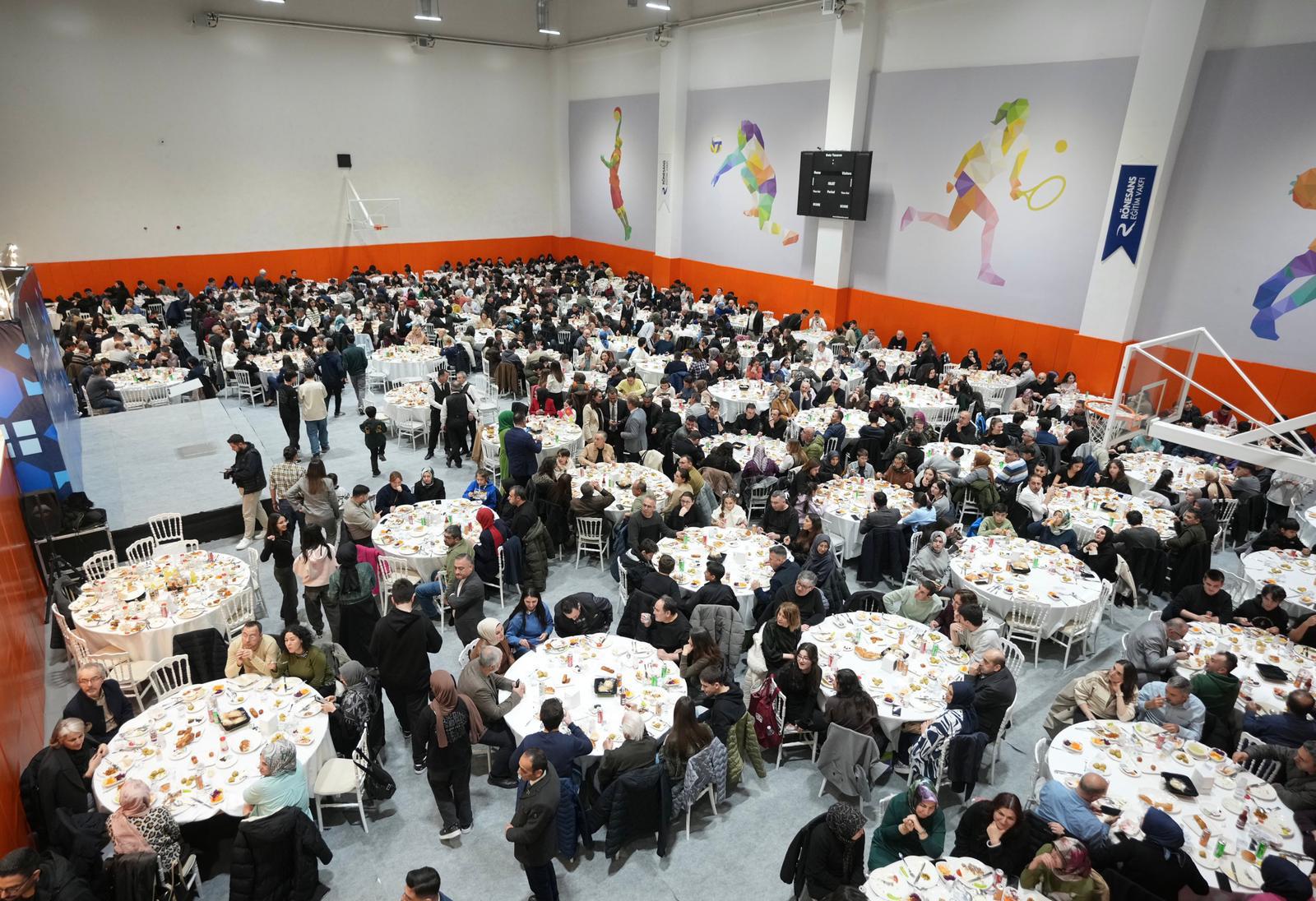 Bakan Tekin iftar programında konuşma yapıyor