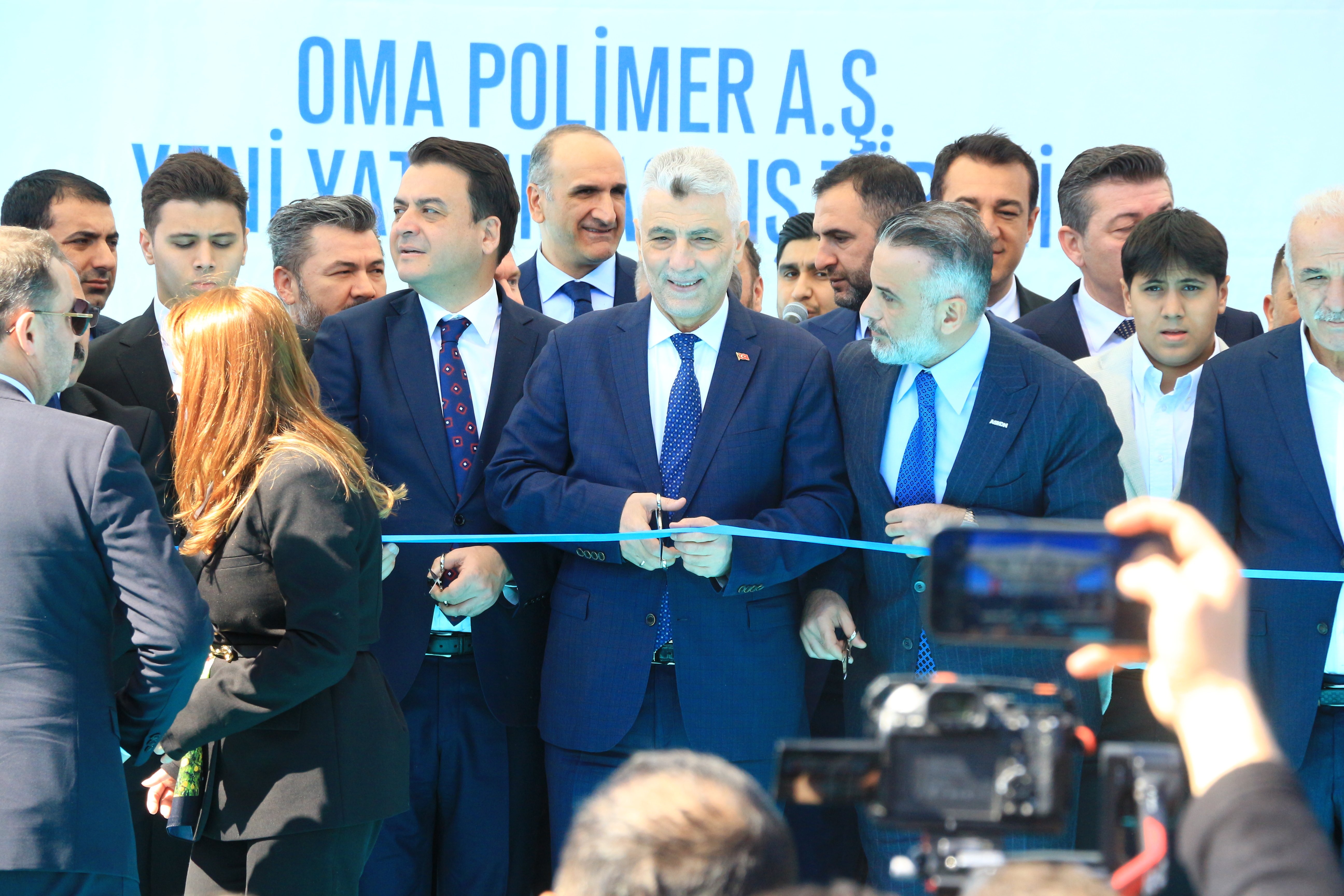 Açılış kurdelesi kesilirken