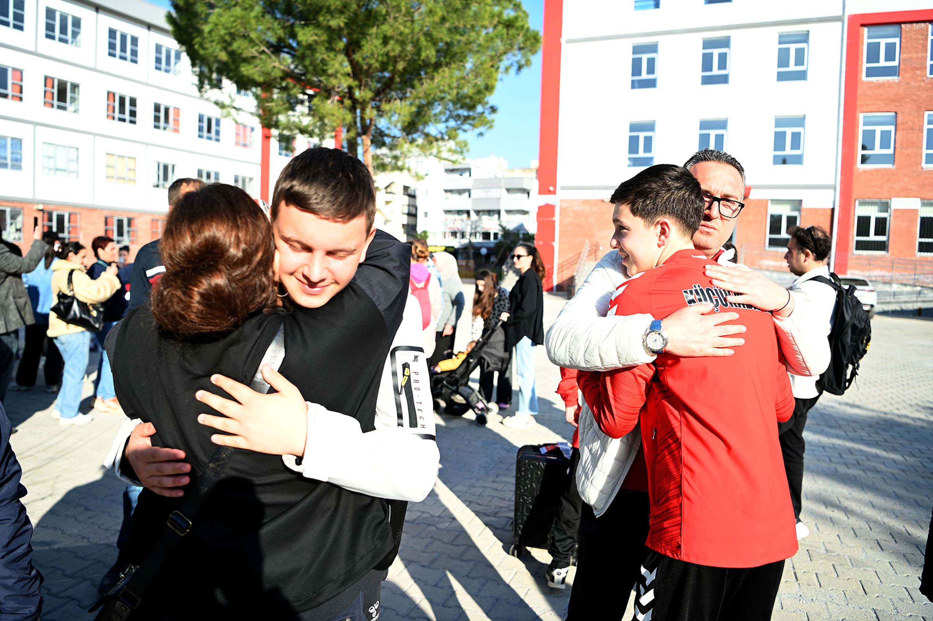 Sporcuların aileleri duygulu anlar yaşadı