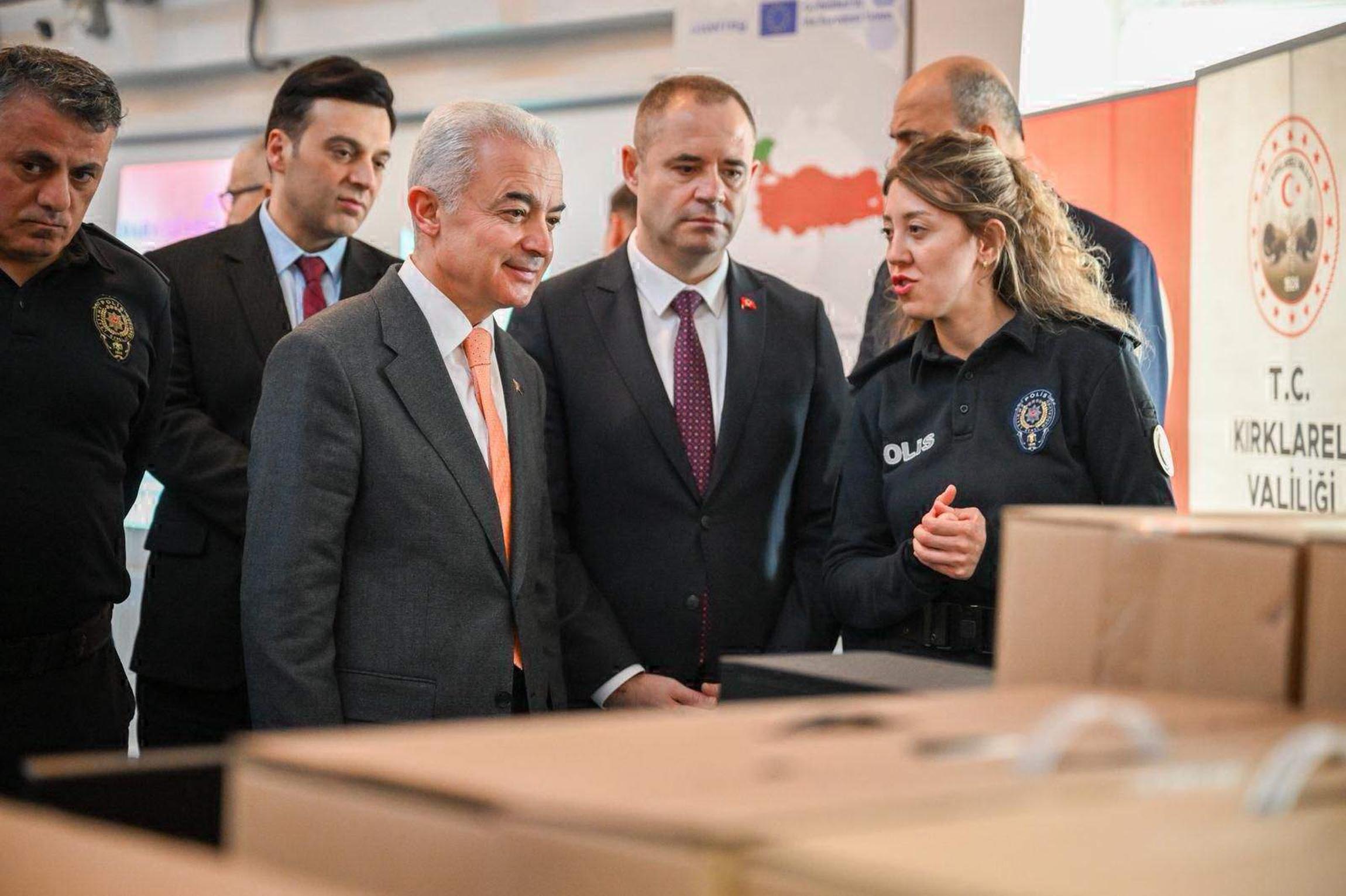 Kırklareli Valisi Uğur Turan ekipmanları inceliyor