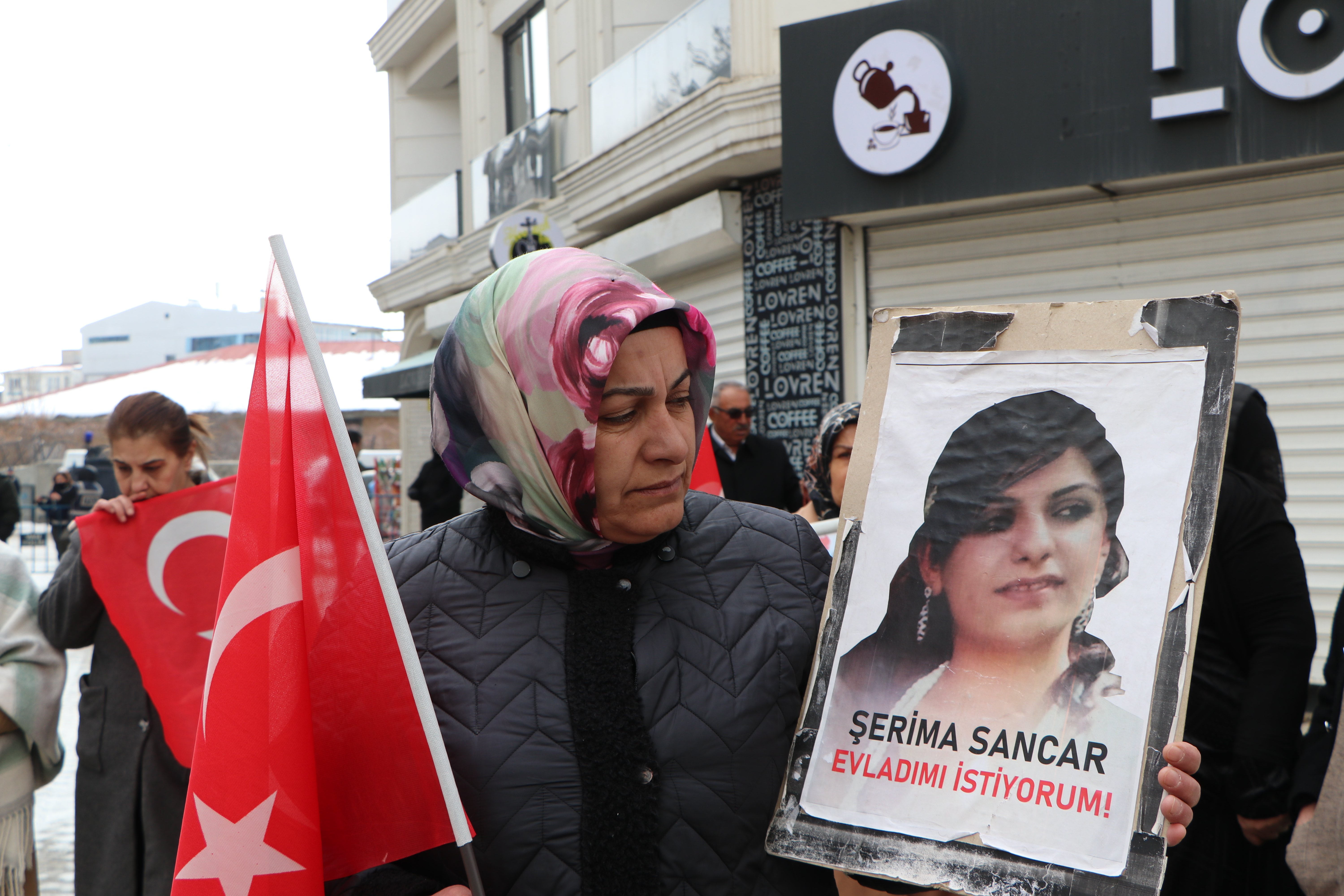 Van dağa kaçırılan çocuk aileleri DEM Parti önünde