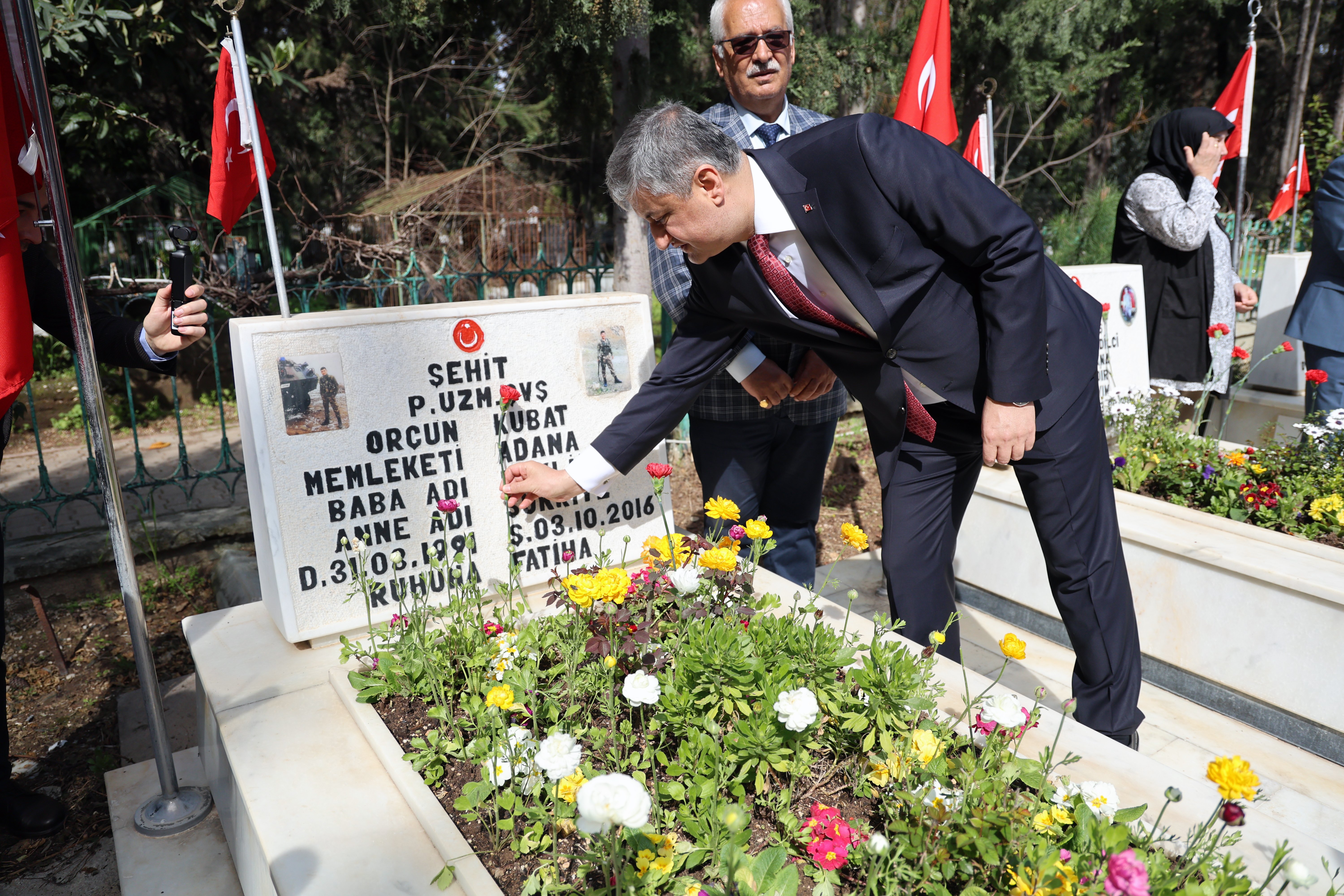 Adana şehitlikte anma töreni